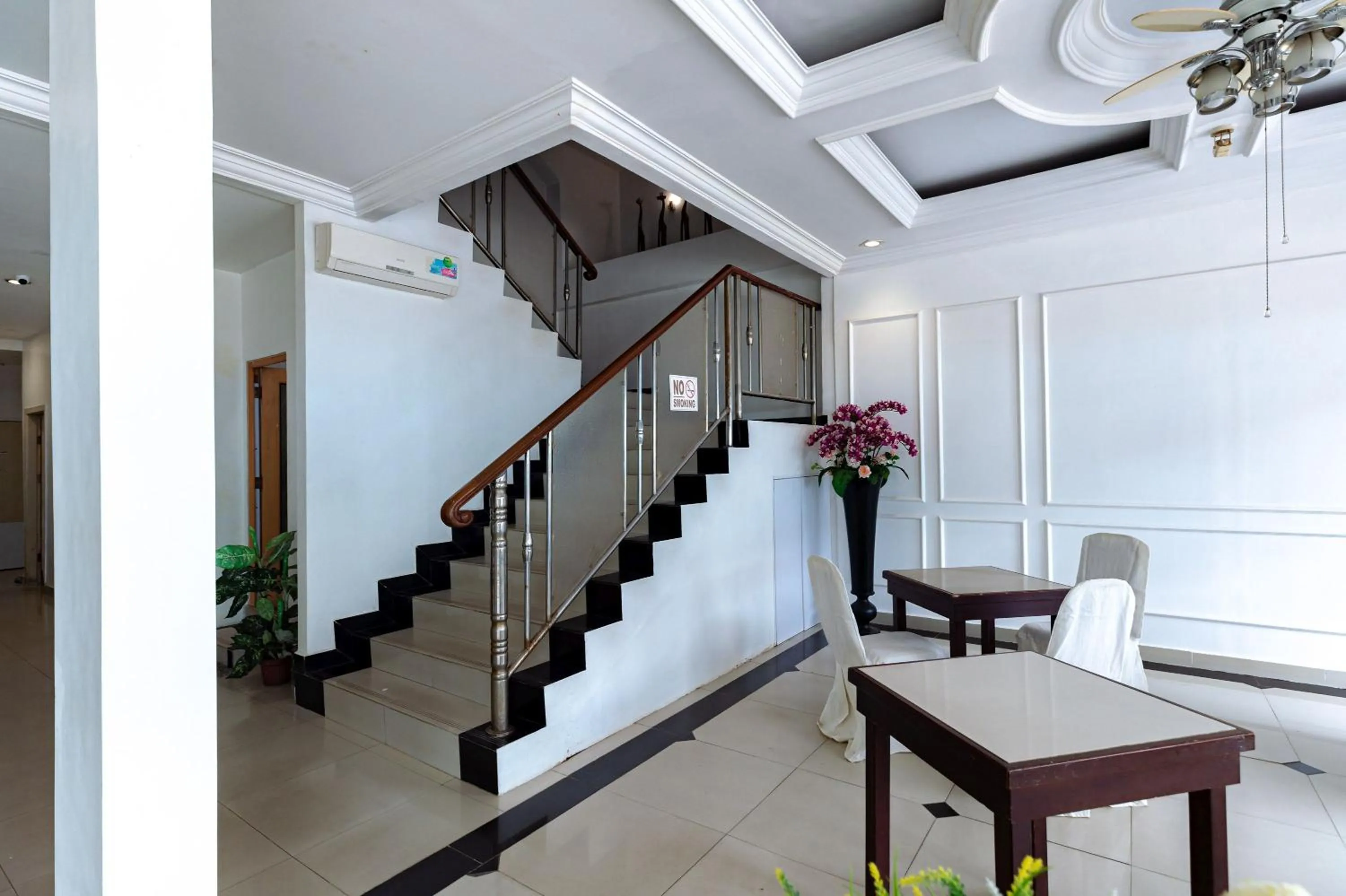 Seating area in Urbanview Hotel Crystal Nagoya Batam by RedDoorz