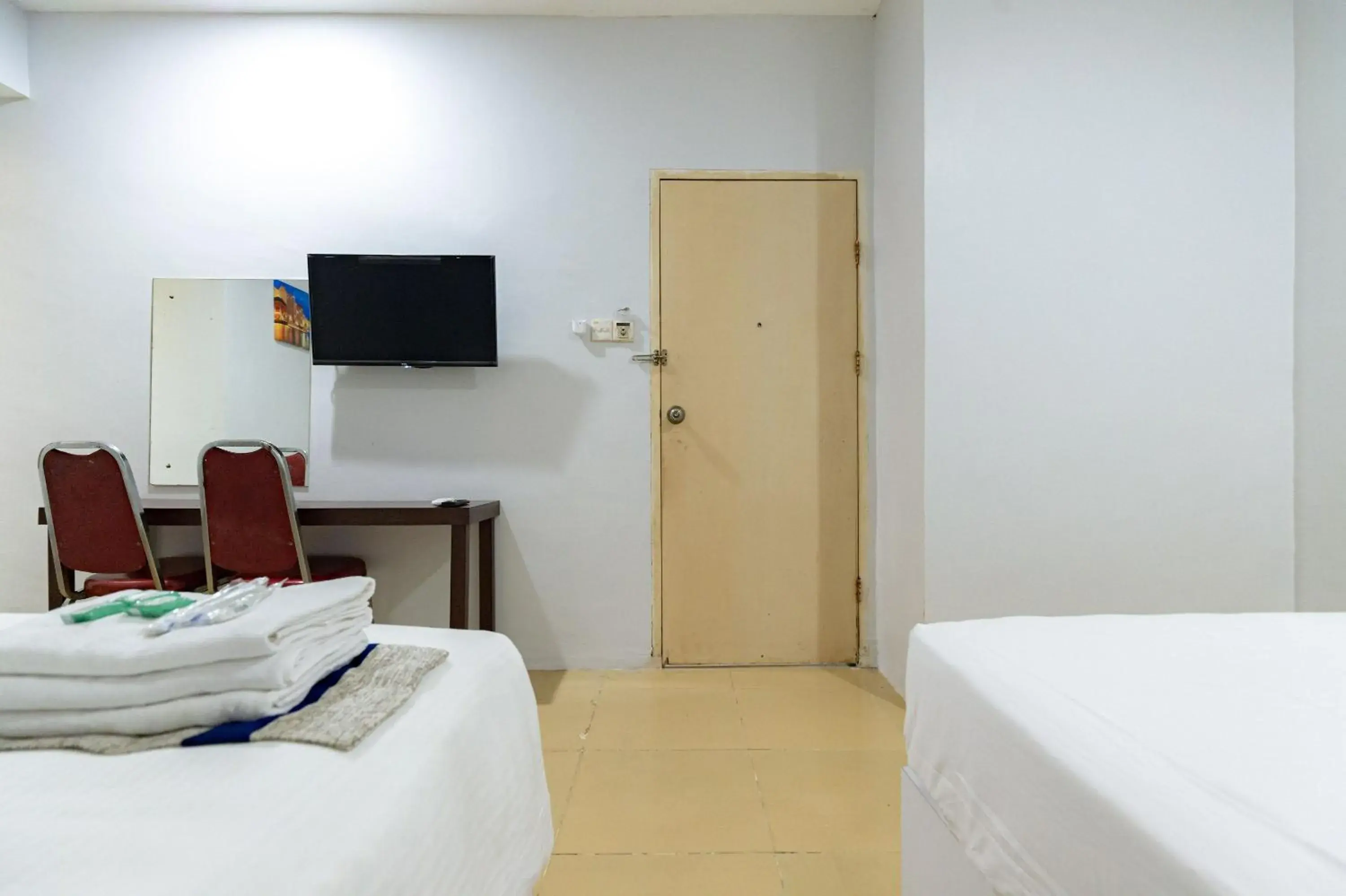 Bedroom, Bed in Urbanview Hotel Crystal Nagoya Batam by RedDoorz Bedroom, Bed in Urbanview Hotel Crystal Nagoya Batam by RedDoorz