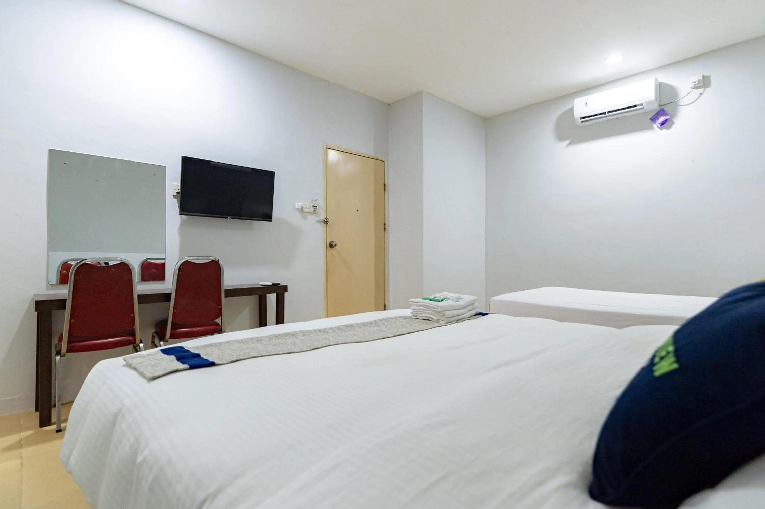 Bedroom, Bed in Urbanview Hotel Crystal Nagoya Batam by RedDoorz