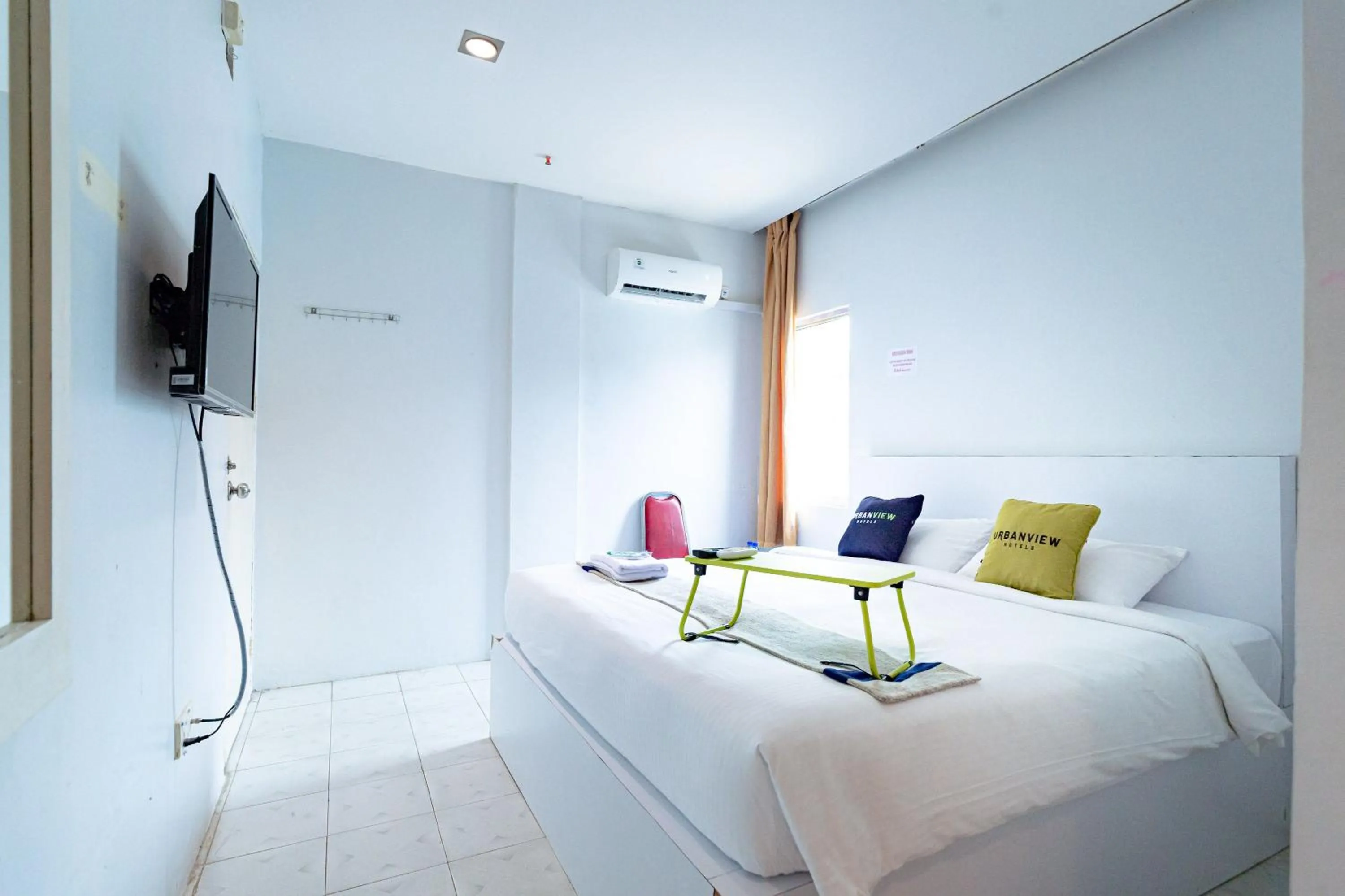 Bedroom, Bed in Urbanview Hotel Crystal Nagoya Batam by RedDoorz