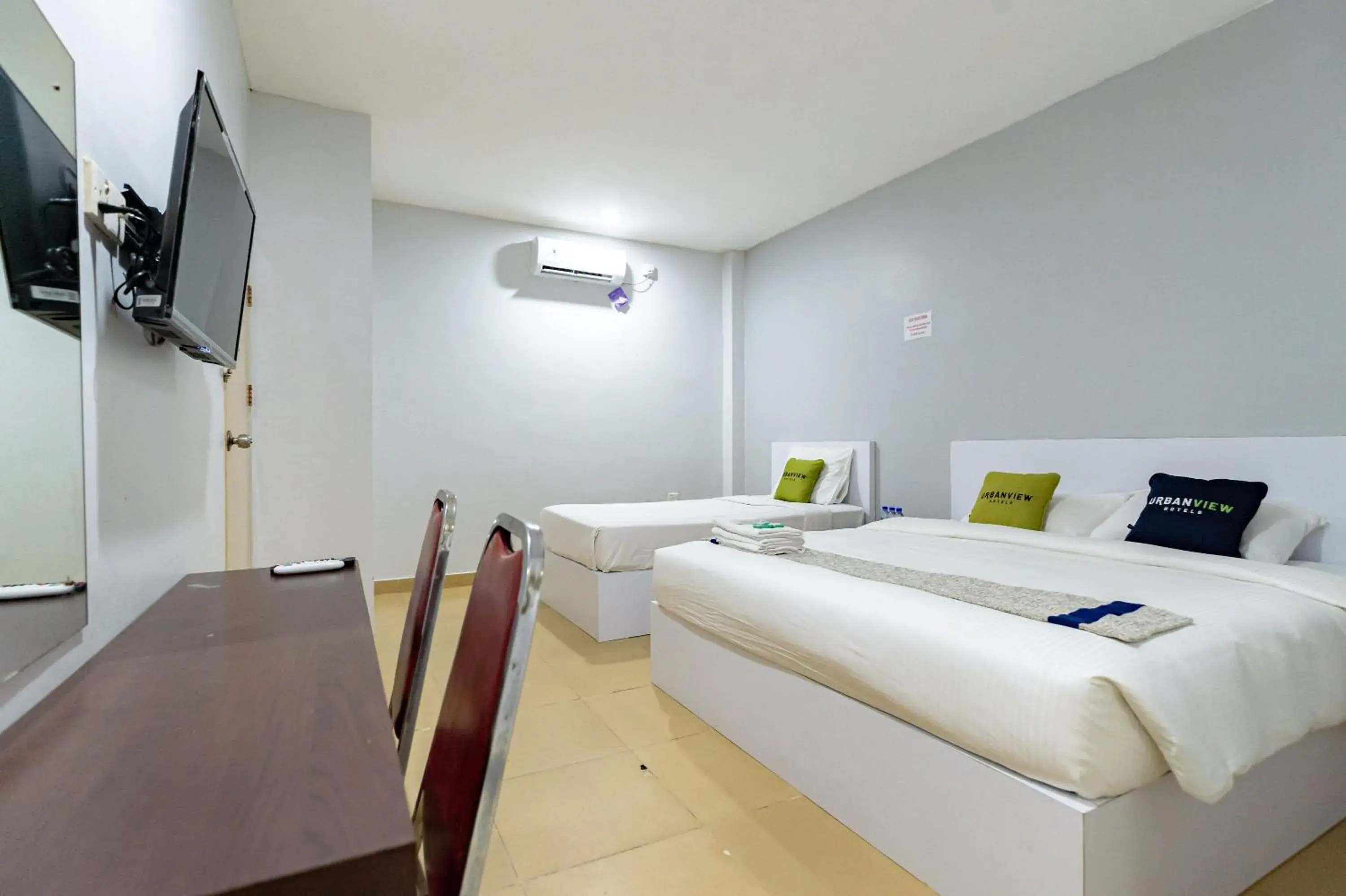 Bedroom, Bed in Urbanview Hotel Crystal Nagoya Batam by RedDoorz Bedroom, Bed in Urbanview Hotel Crystal Nagoya Batam by RedDoorz