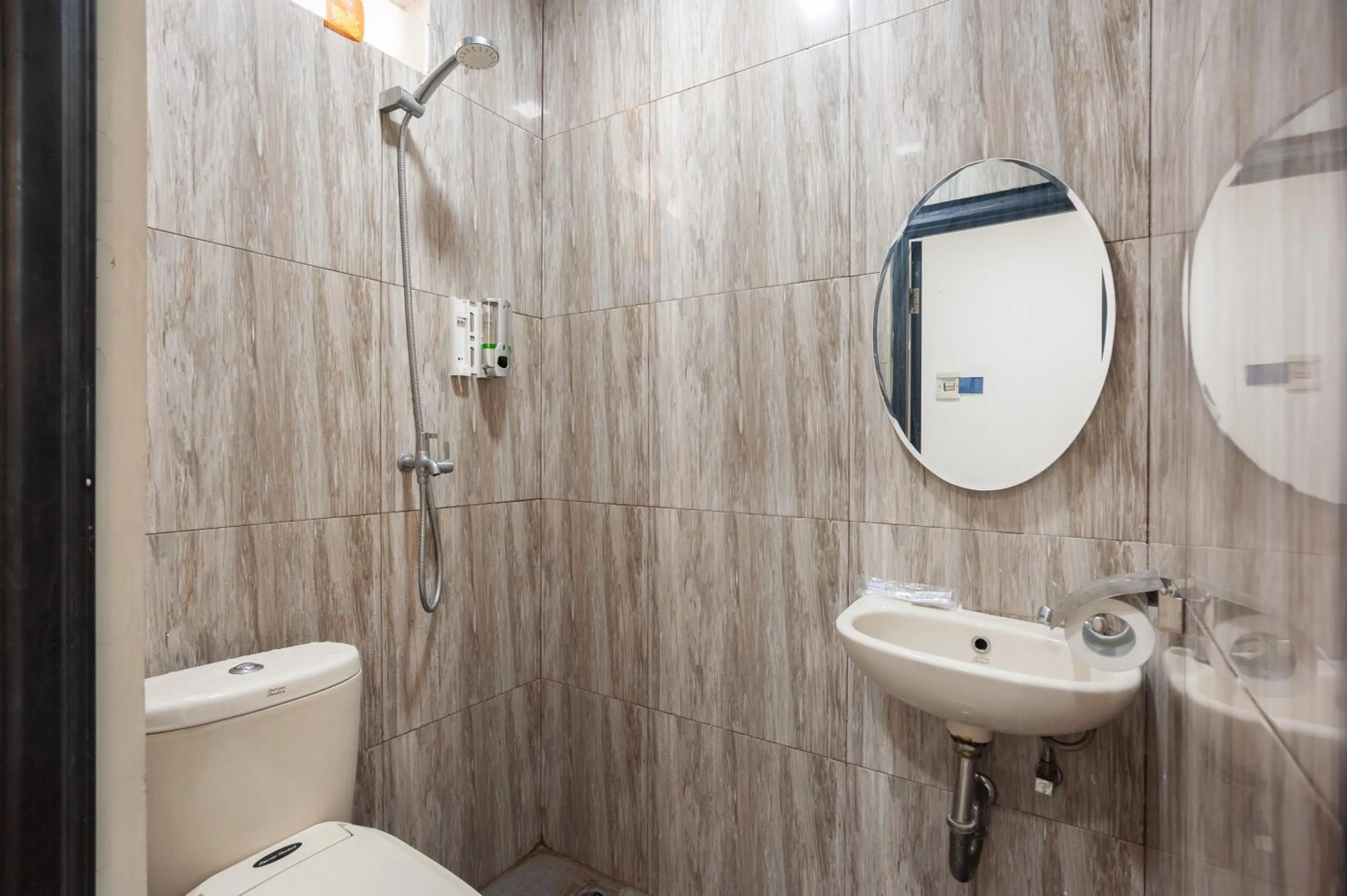 Bathroom in Urbanview Hotel Amarilis Sentul Bogor by RedDoorz