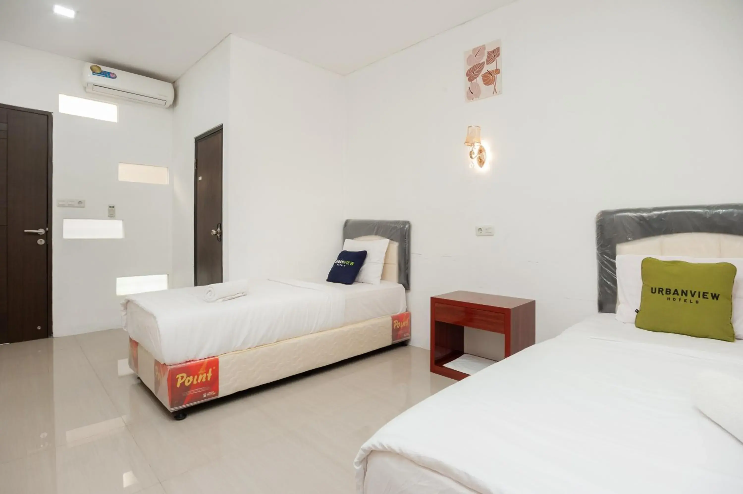 Superior Twin Room in Urbanview Hotel Amarilis Sentul Bogor by RedDoorz Superior Twin Room in Urbanview Hotel Amarilis Sentul Bogor by RedDoorz