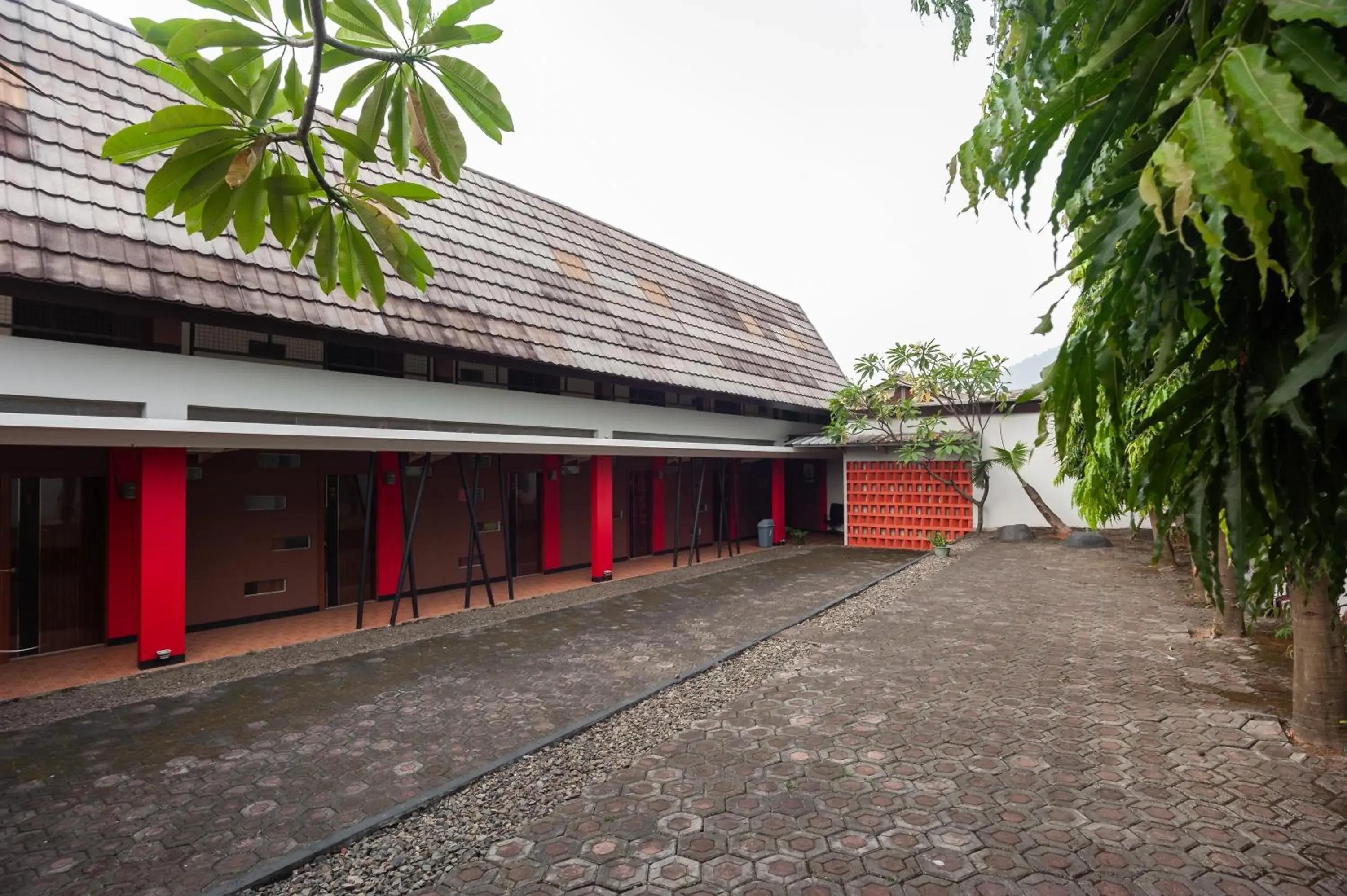 Property building in Urbanview Hotel Amarilis Sentul Bogor by RedDoorz Property building in Urbanview Hotel Amarilis Sentul Bogor by RedDoorz