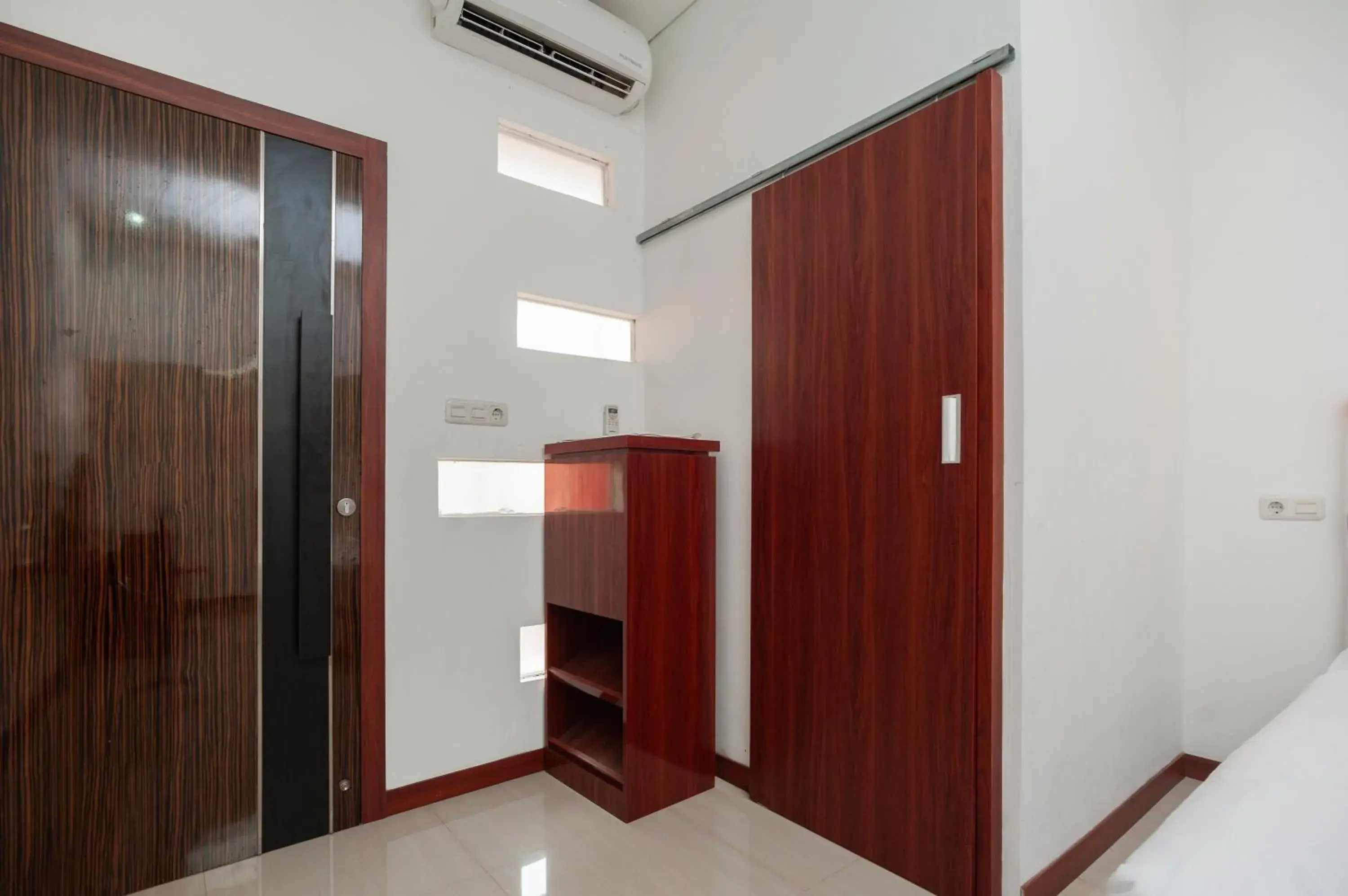 wardrobe in Urbanview Hotel Amarilis Sentul Bogor by RedDoorz wardrobe in Urbanview Hotel Amarilis Sentul Bogor by RedDoorz