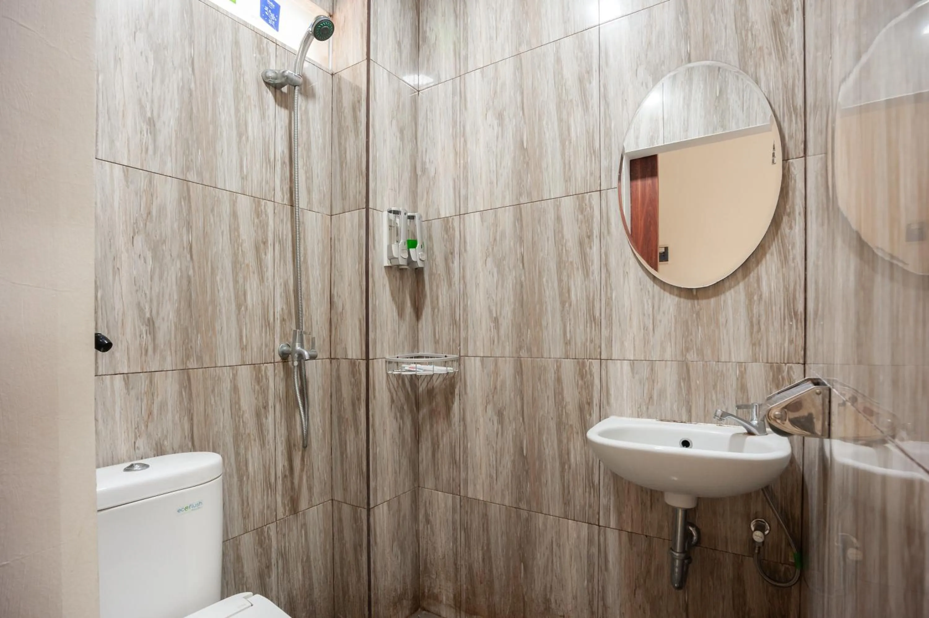 Bathroom in Urbanview Hotel Amarilis Sentul Bogor by RedDoorz