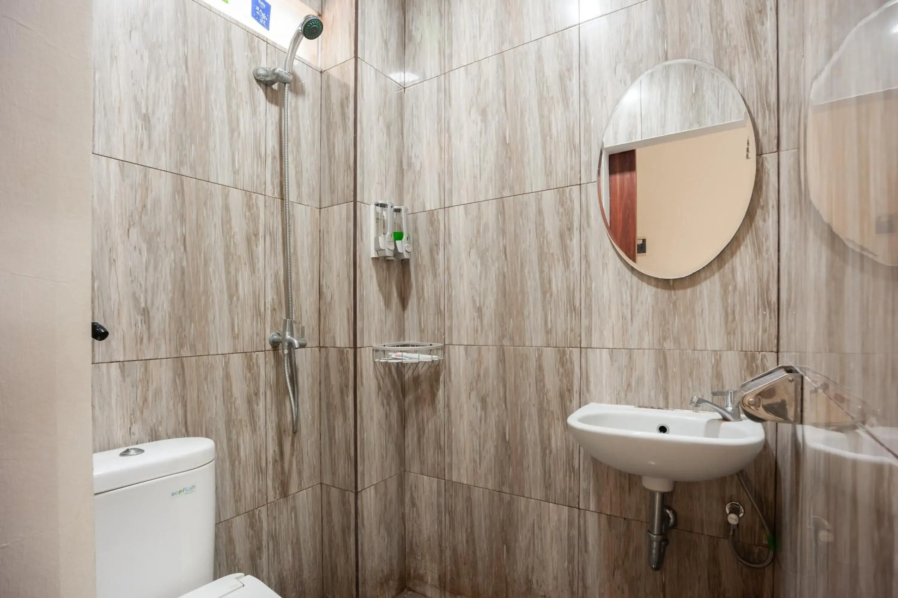 Bathroom in Urbanview Hotel Amarilis Sentul Bogor by RedDoorz Bathroom in Urbanview Hotel Amarilis Sentul Bogor by RedDoorz