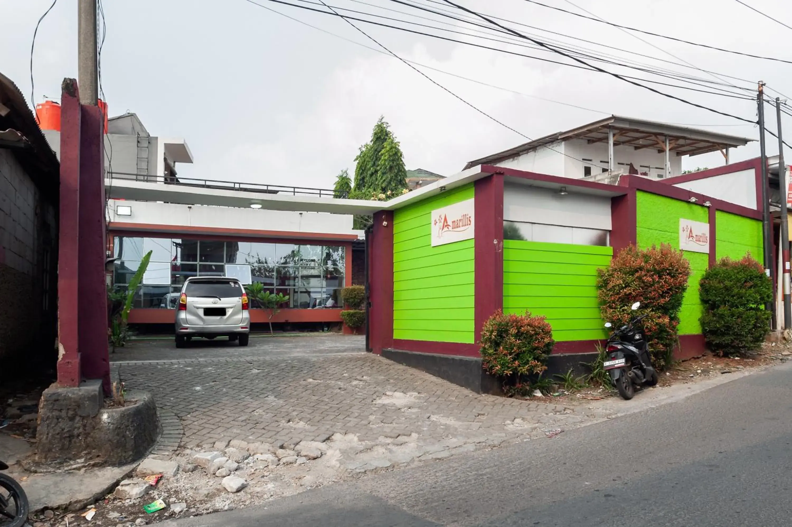 Property building in Urbanview Hotel Amarilis Sentul Bogor by RedDoorz Property building in Urbanview Hotel Amarilis Sentul Bogor by RedDoorz