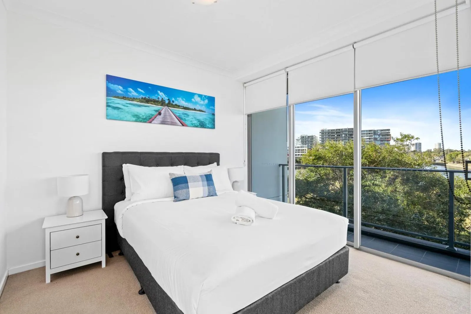 Bedroom, Bed in Harbour Quays Apartments