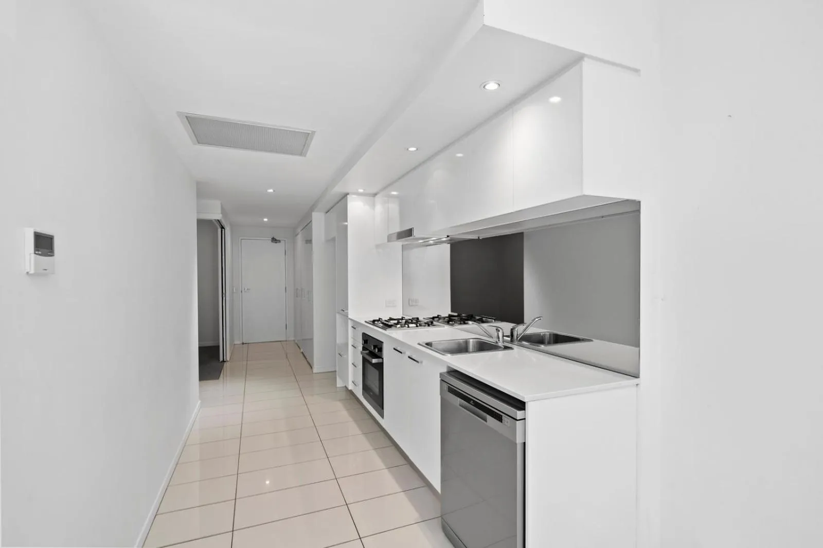 Kitchen or kitchenette in Harbour Quays Apartments