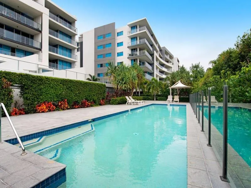 Swimming pool in Harbour Quays Apartments