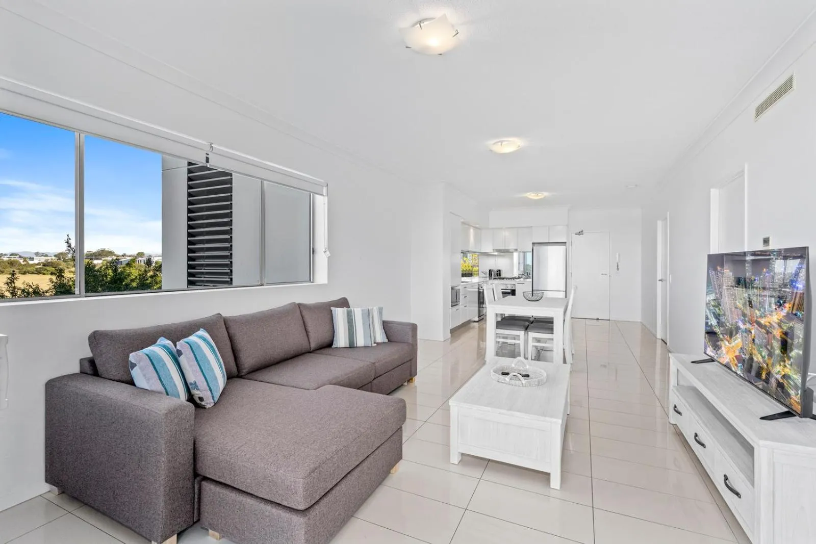 Kitchen or kitchenette in Harbour Quays Apartments