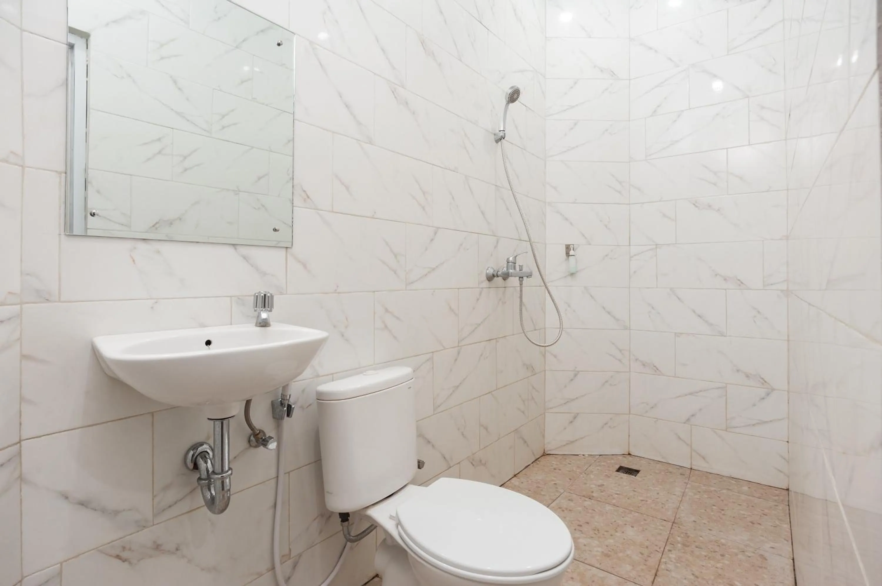 Shower in RedDoorz Plus at Eskole ITERA Lampung