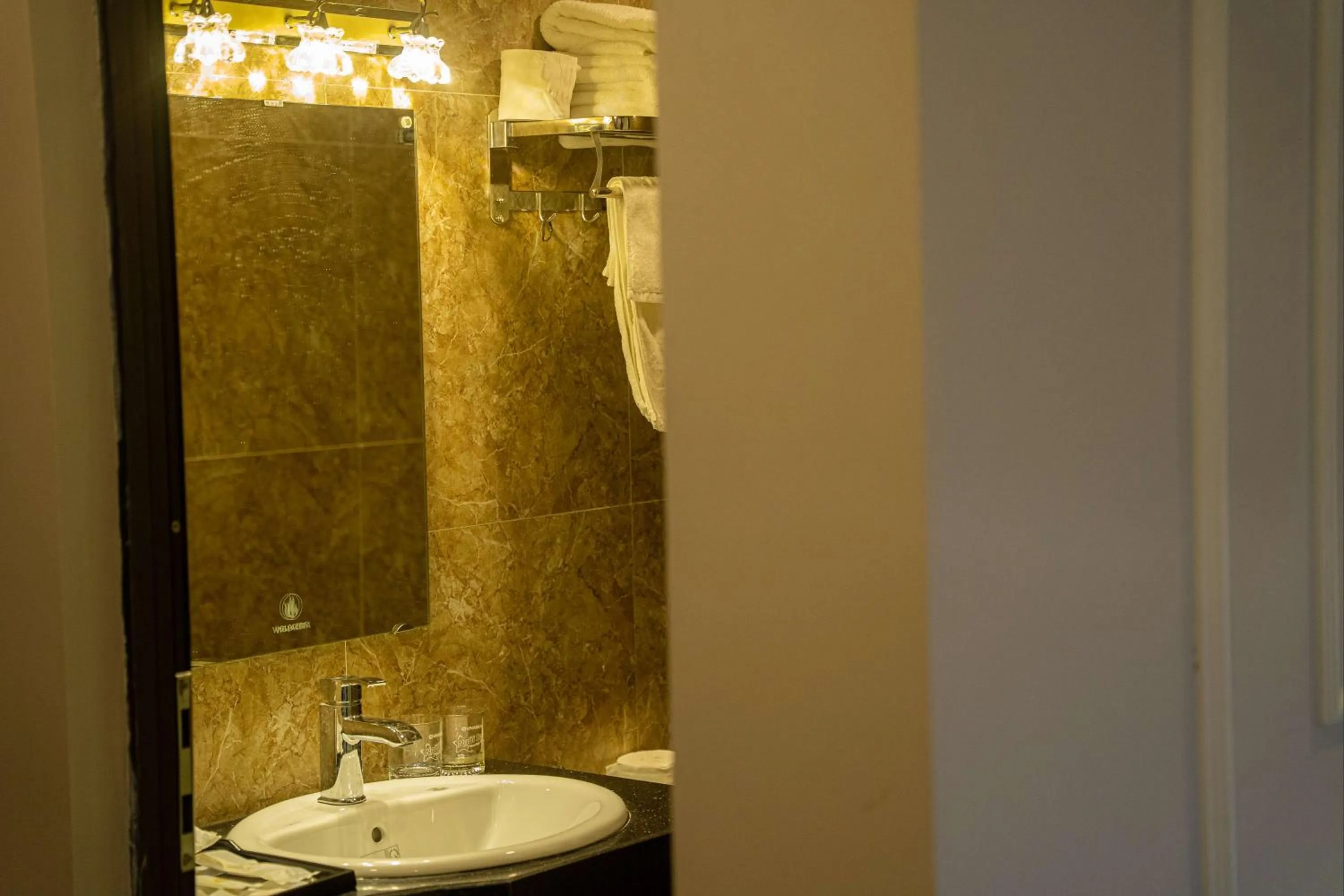 Shower in TRA LINH HOTEL & RESTAURANTs