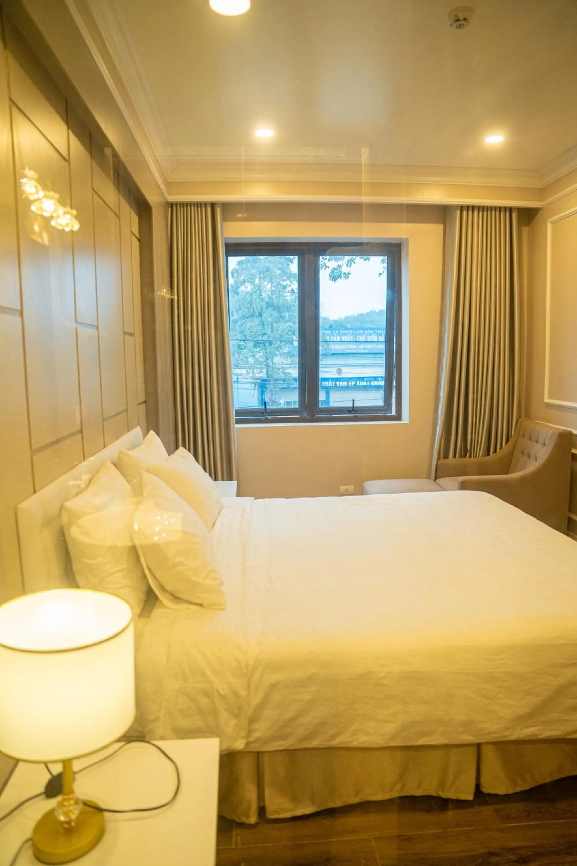 Bed in TRA LINH HOTEL & RESTAURANTs