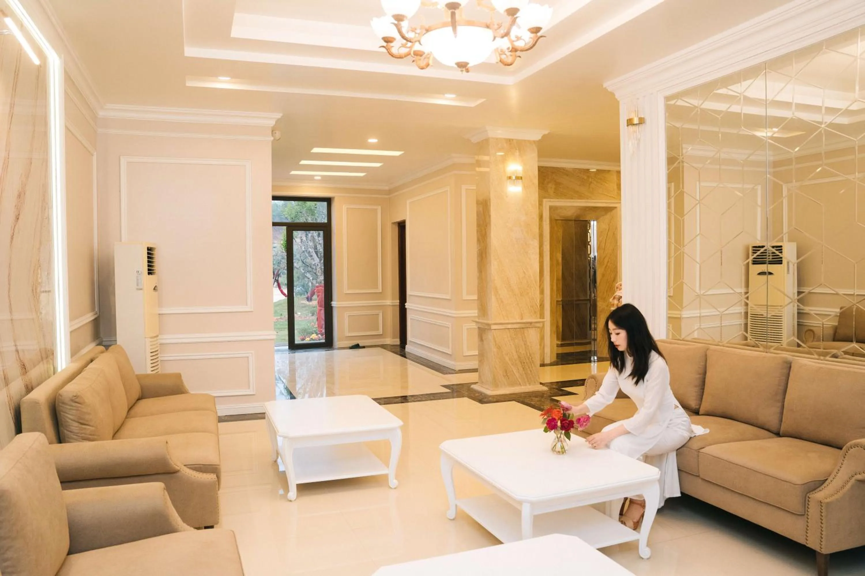 Communal lounge/ TV room in TRA LINH HOTEL & RESTAURANTs