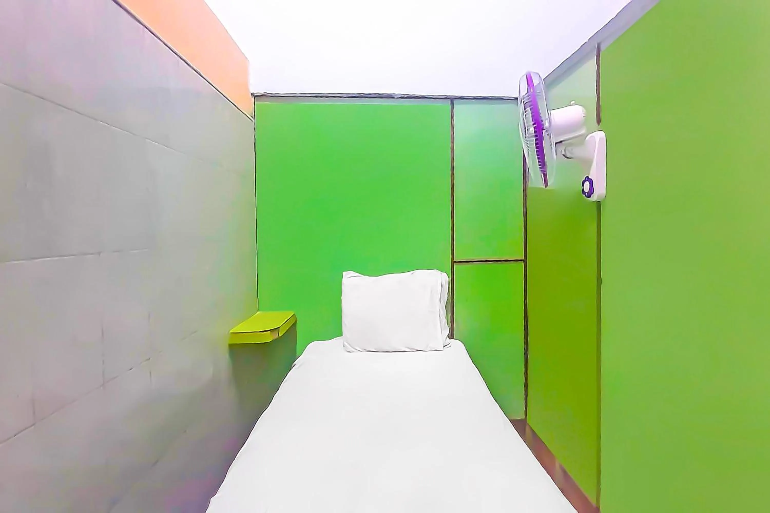 Bedroom, Bed in SPOT ON 92236 Kediri Family Homestay