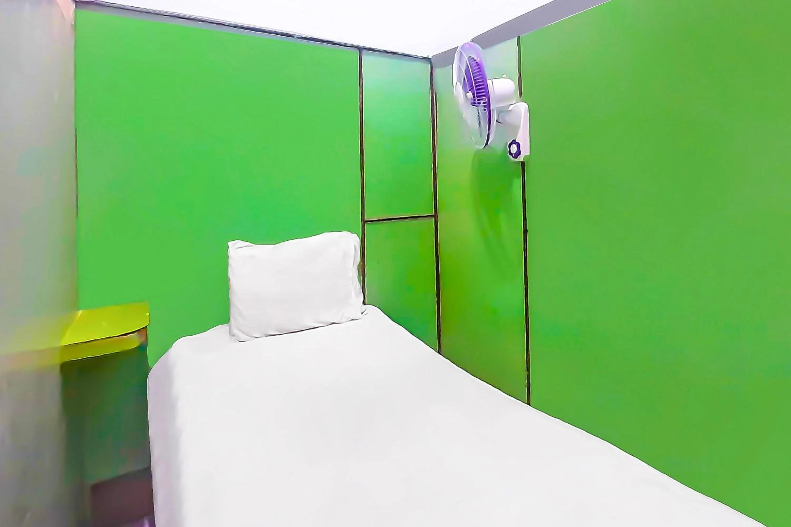 Bedroom, Bed in SPOT ON 92236 Kediri Family Homestay