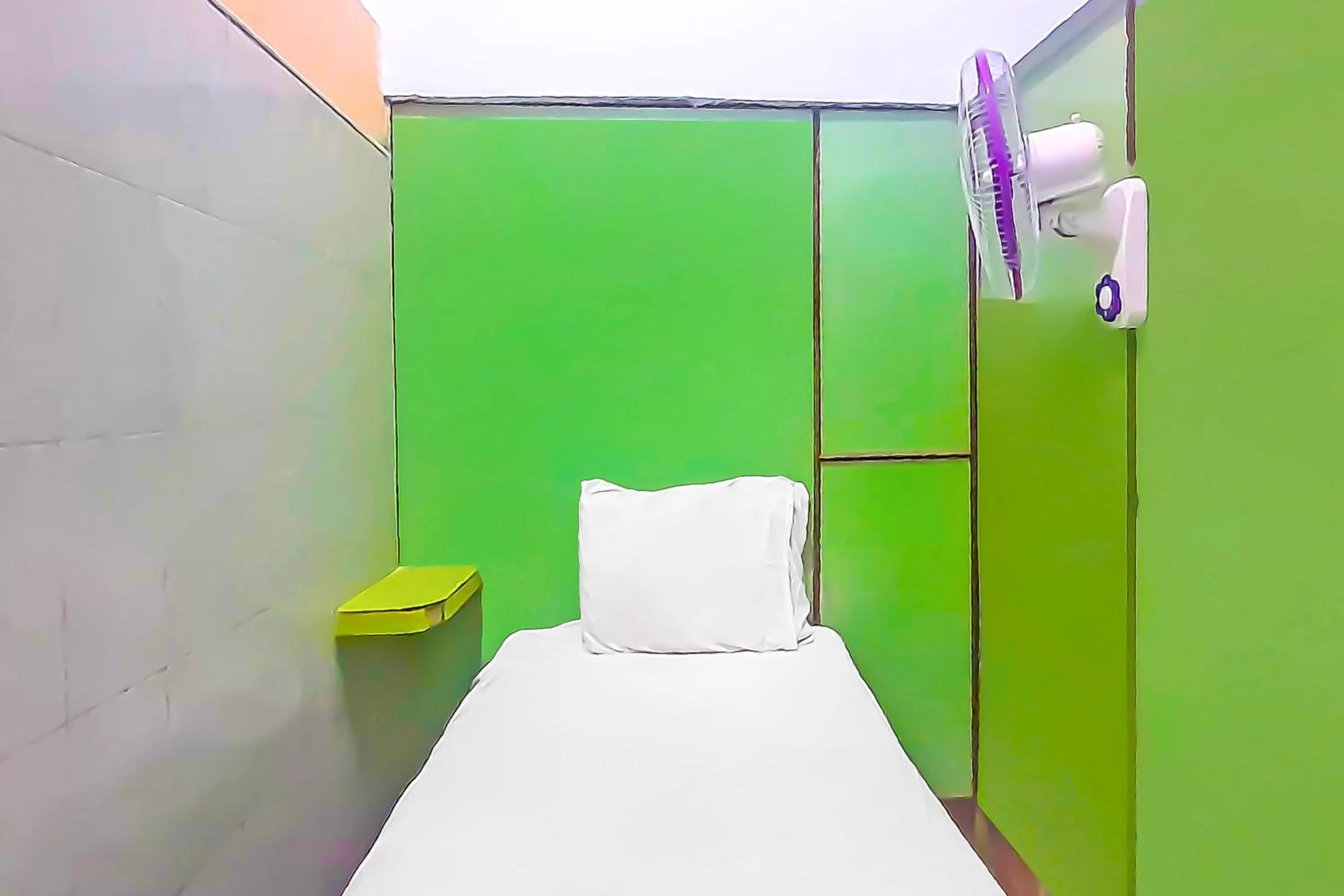 Bedroom, Bed in SPOT ON 92236 Kediri Family Homestay