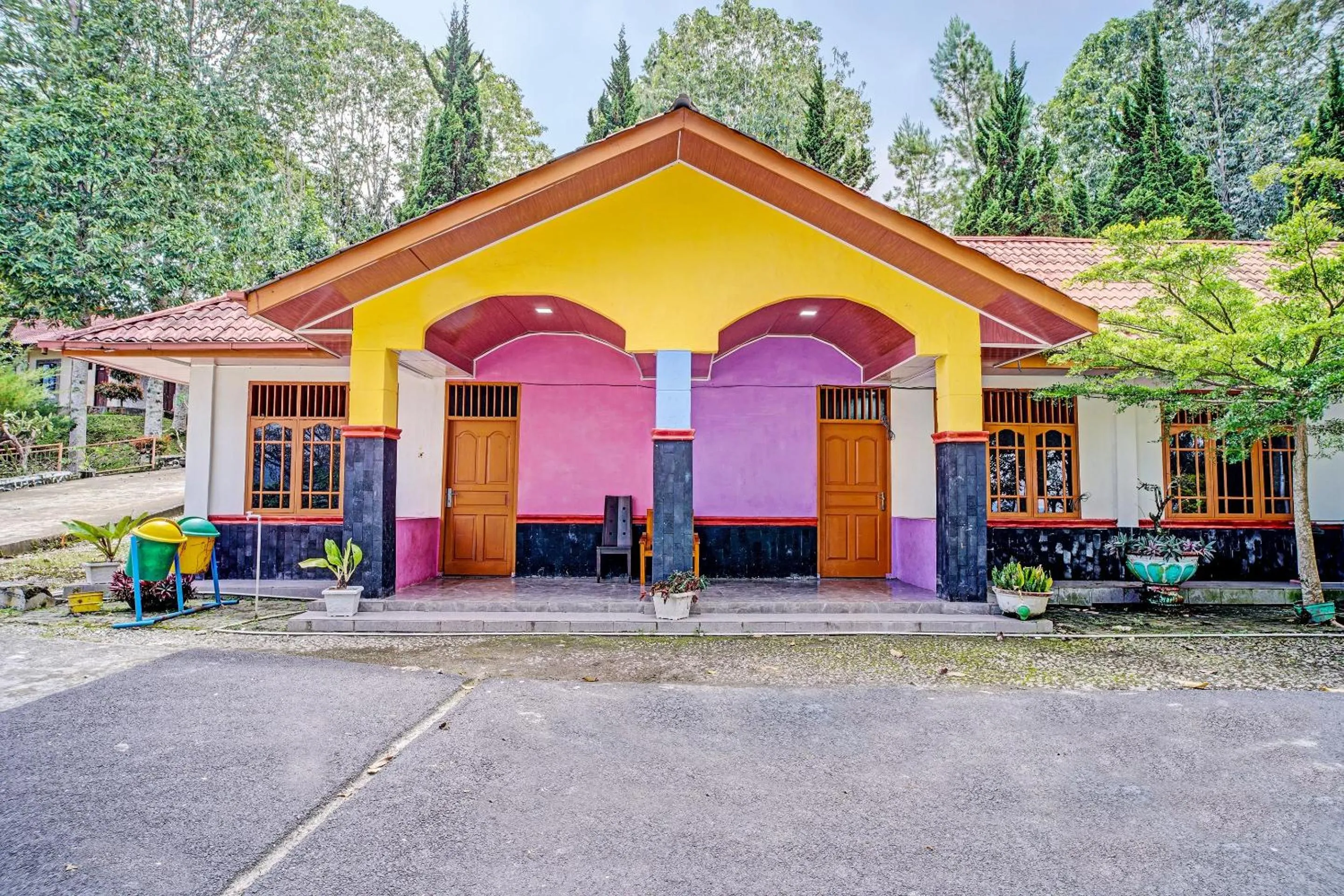 Facade/entrance in Hotel O Taman Wisata Iman Ii Near Taman Wisata Iman Sitinjo