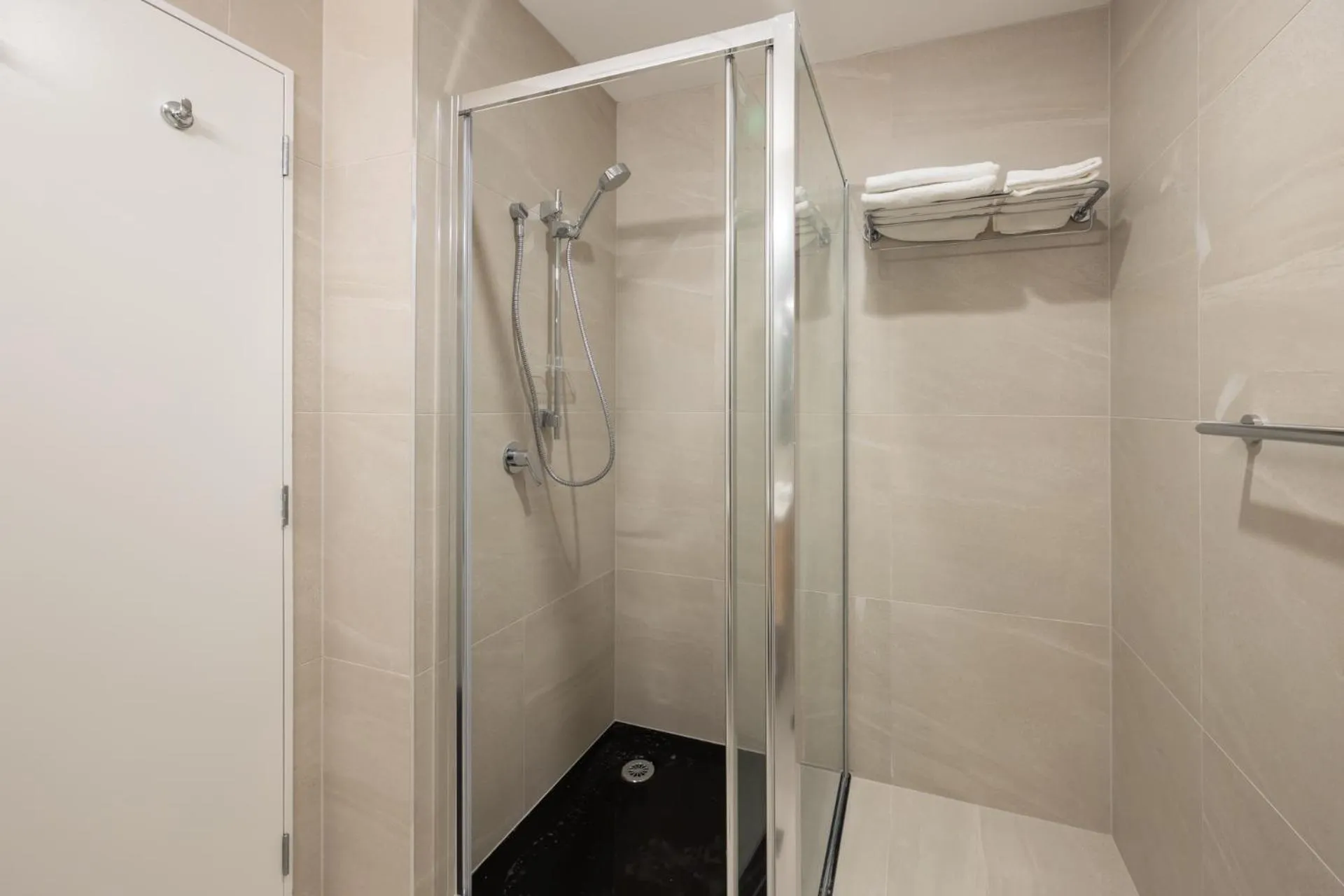 Shower in Manha Hotel Auckland Airport