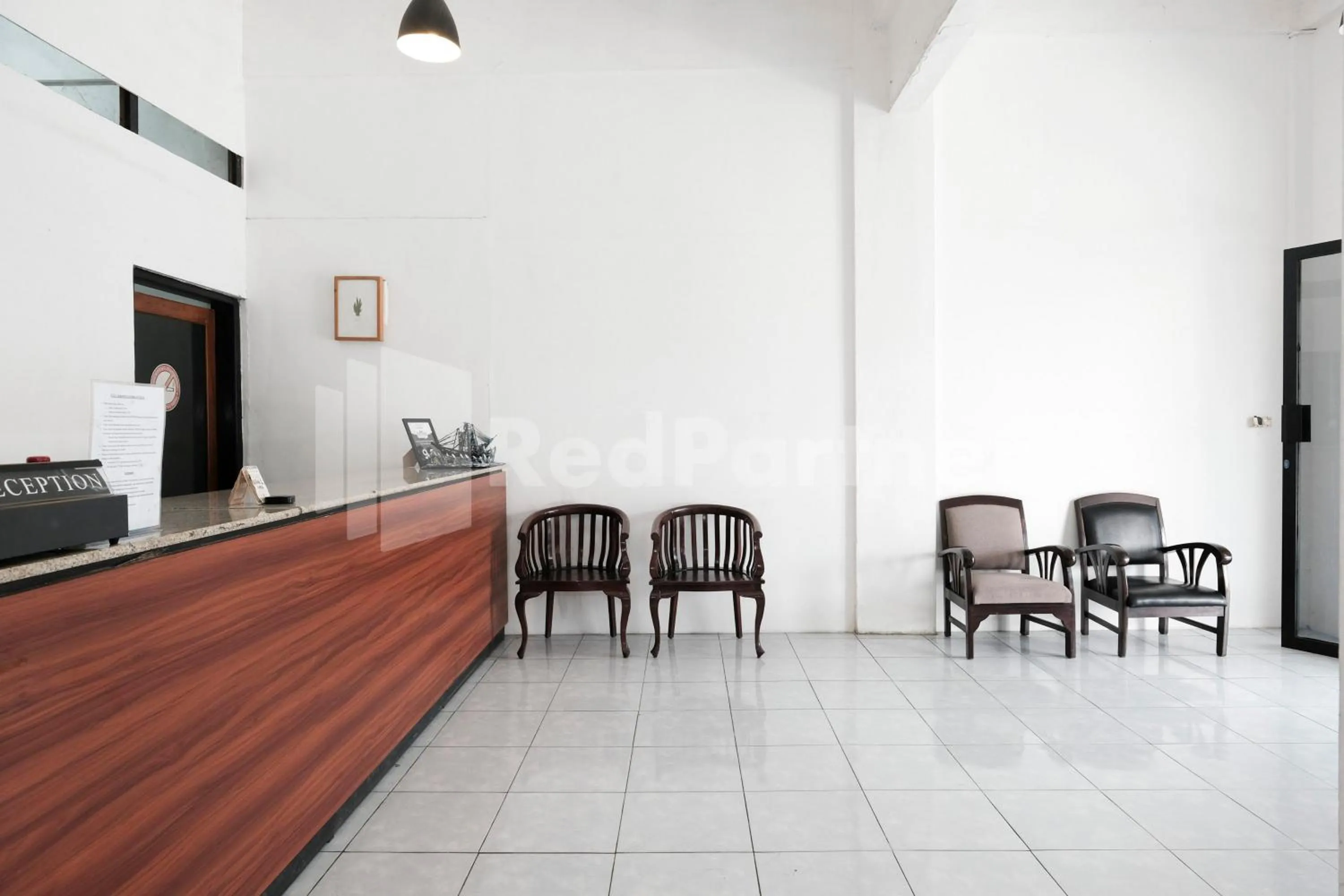 Lobby or reception in Katup Guest House Syariah Mitra RedDoorz