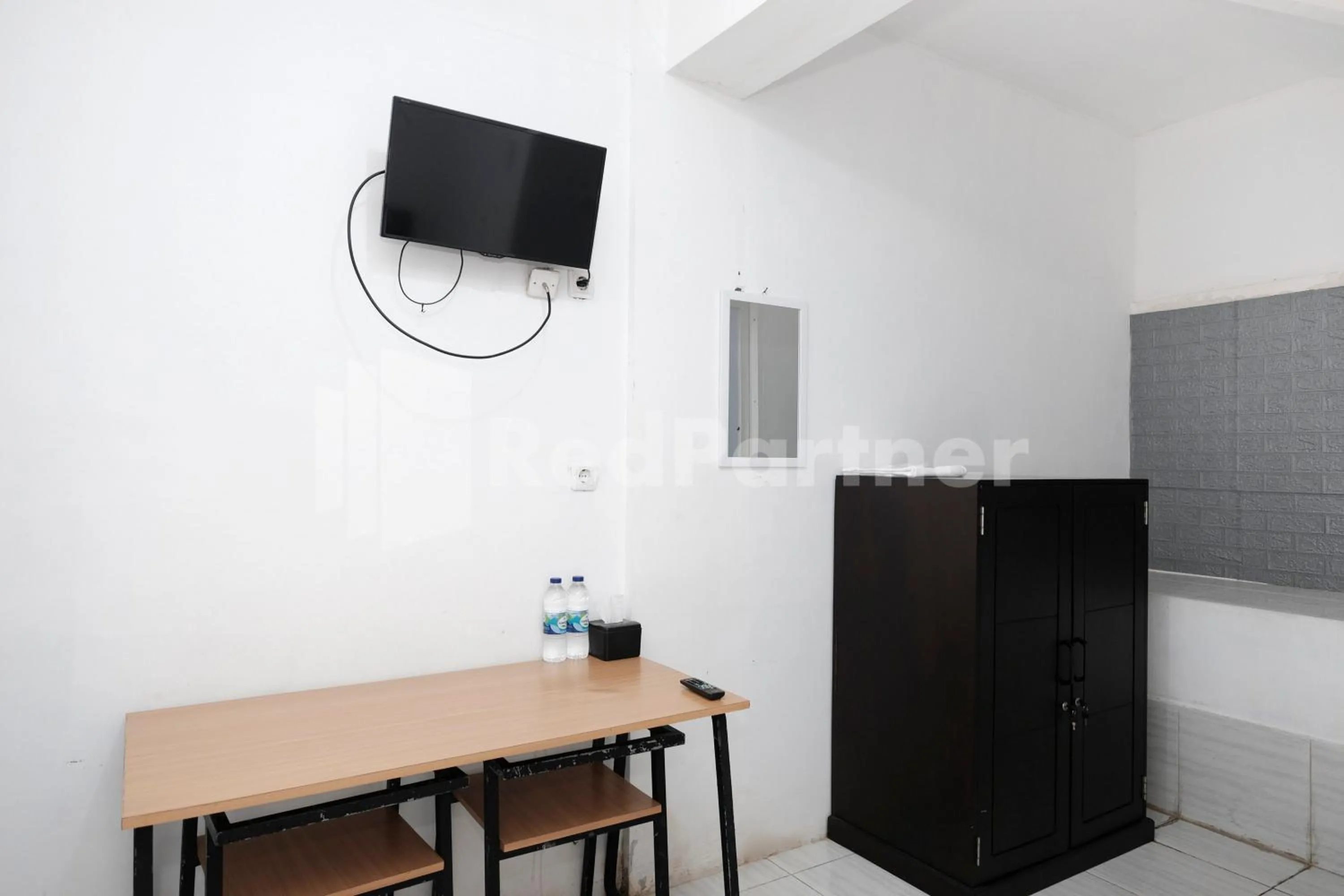 TV and multimedia in Katup Guest House Syariah Mitra RedDoorz