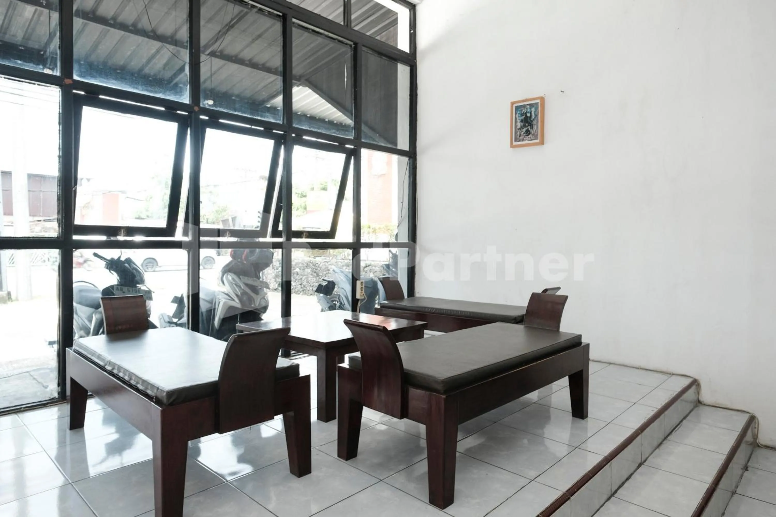 Seating area in Katup Guest House Syariah Mitra RedDoorz