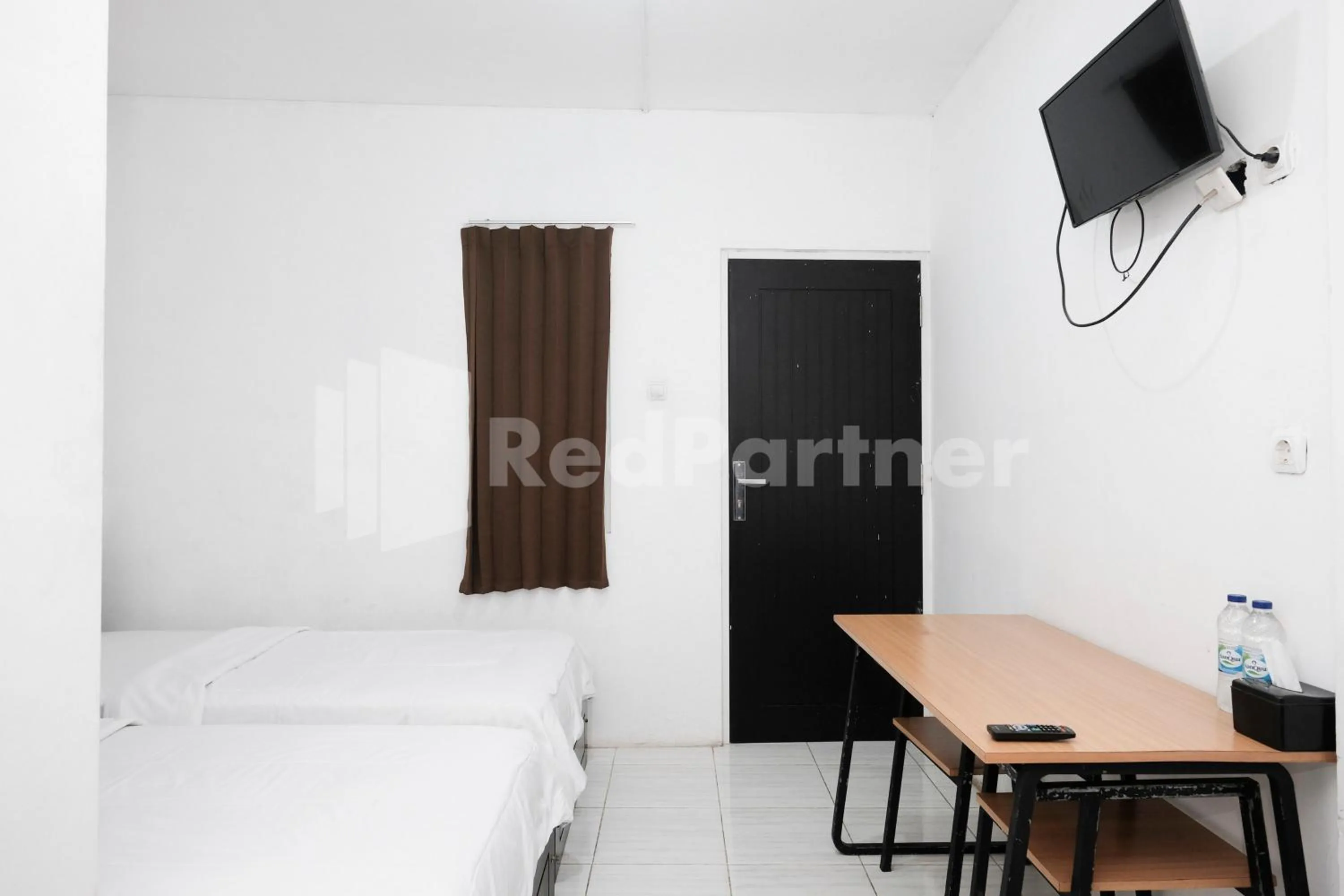 TV and multimedia, Bed in Katup Guest House Syariah Mitra RedDoorz