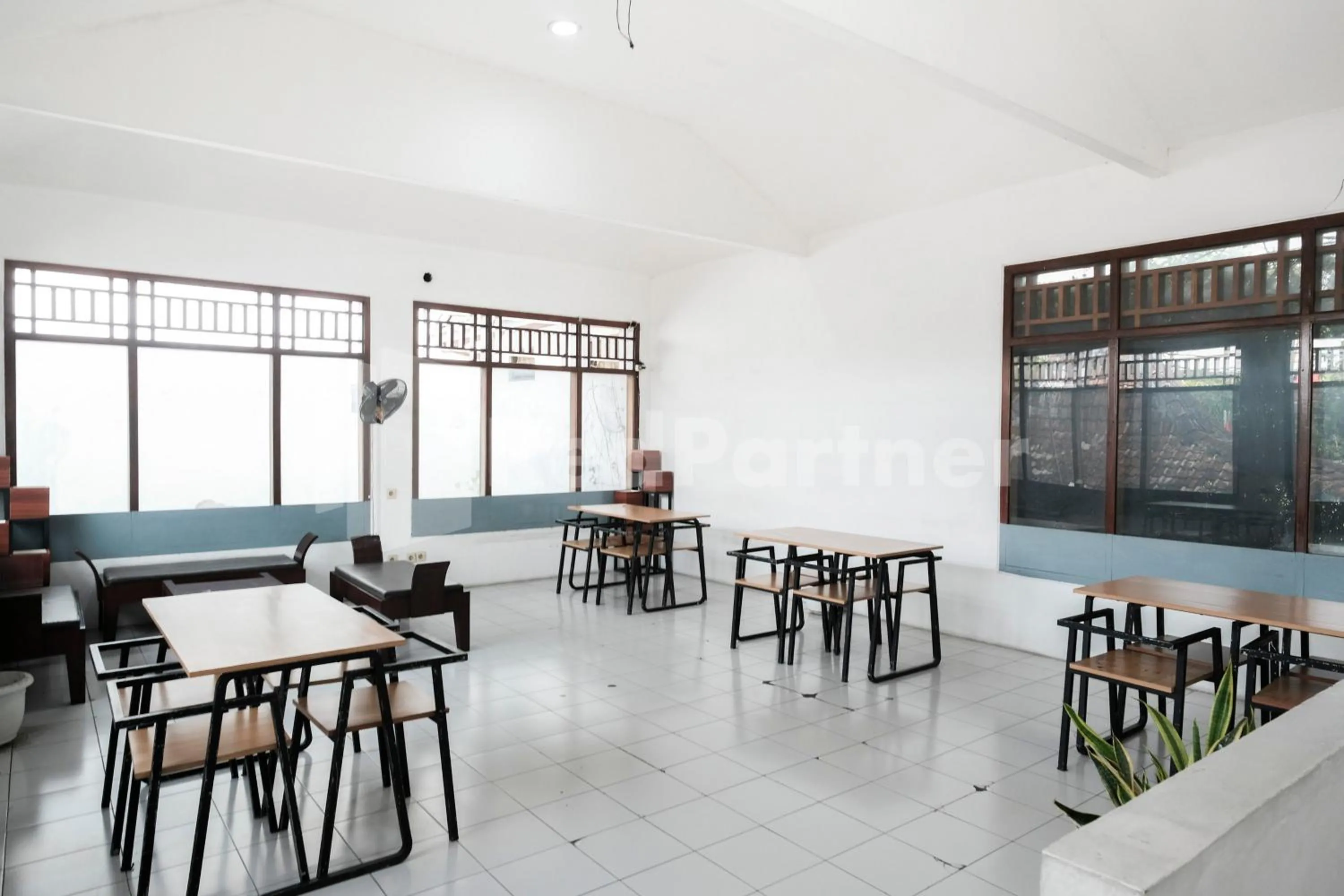 Seating area in Katup Guest House Syariah Mitra RedDoorz