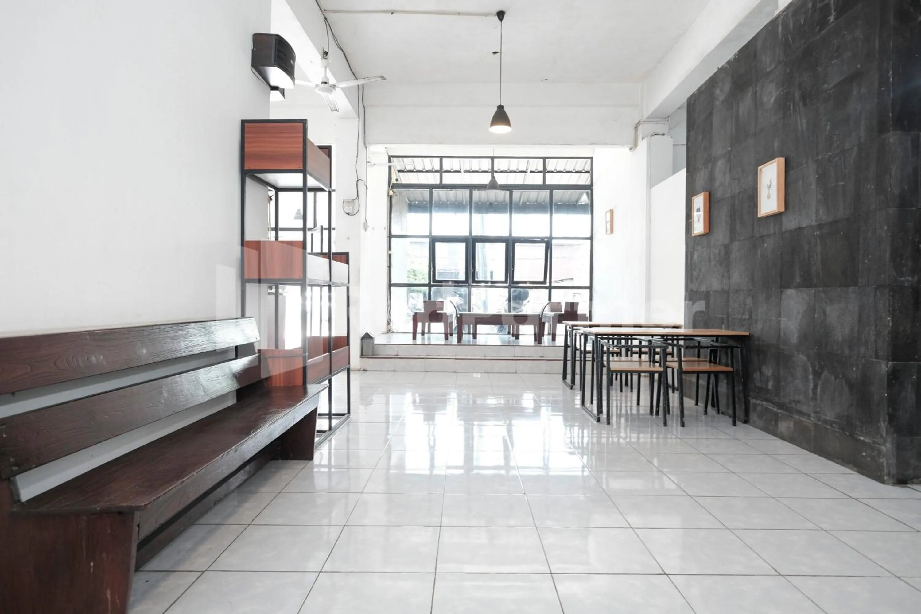 Seating area in Katup Guest House Syariah Mitra RedDoorz