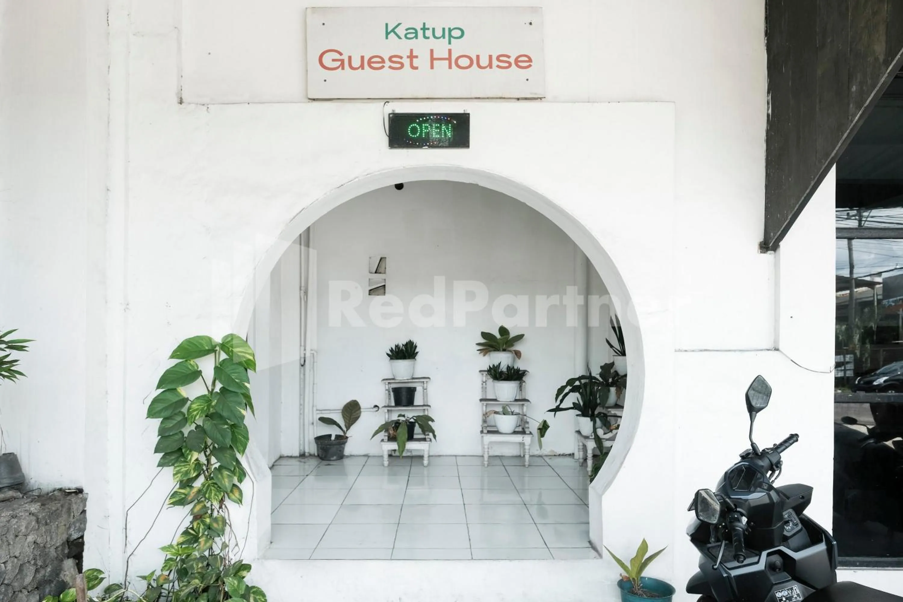 Facade/entrance in Katup Guest House Syariah Mitra RedDoorz