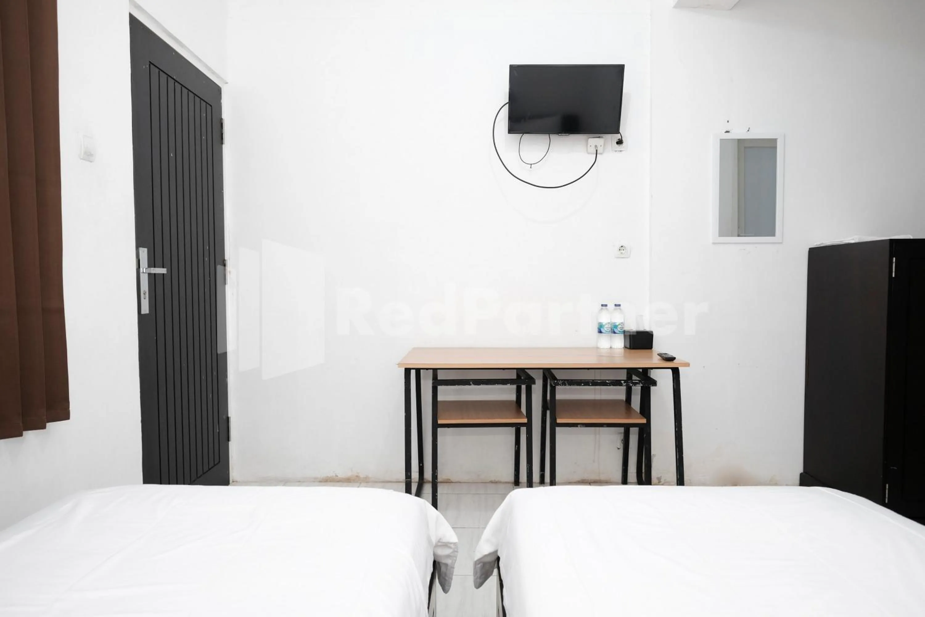 TV and multimedia, Bed in Katup Guest House Syariah Mitra RedDoorz