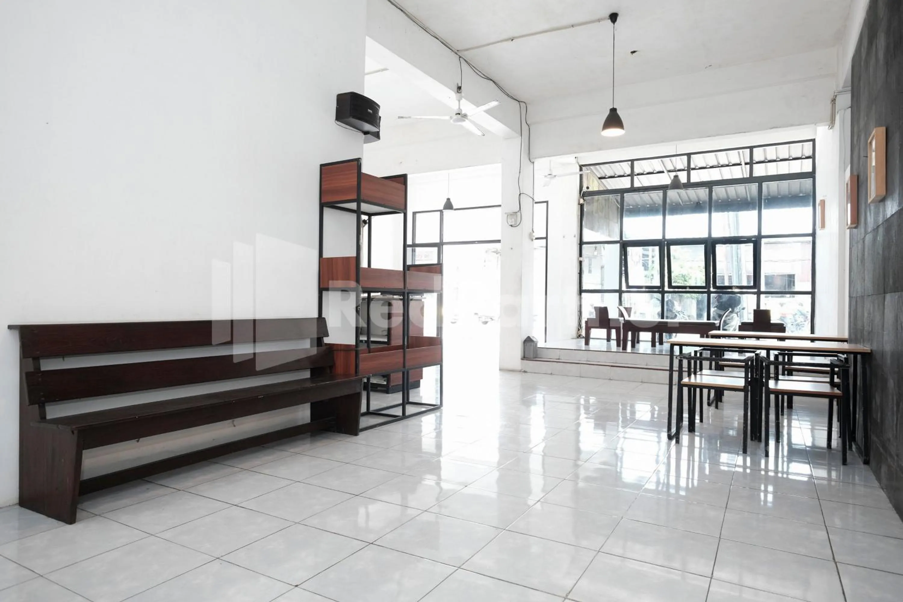 Seating area in Katup Guest House Syariah Mitra RedDoorz