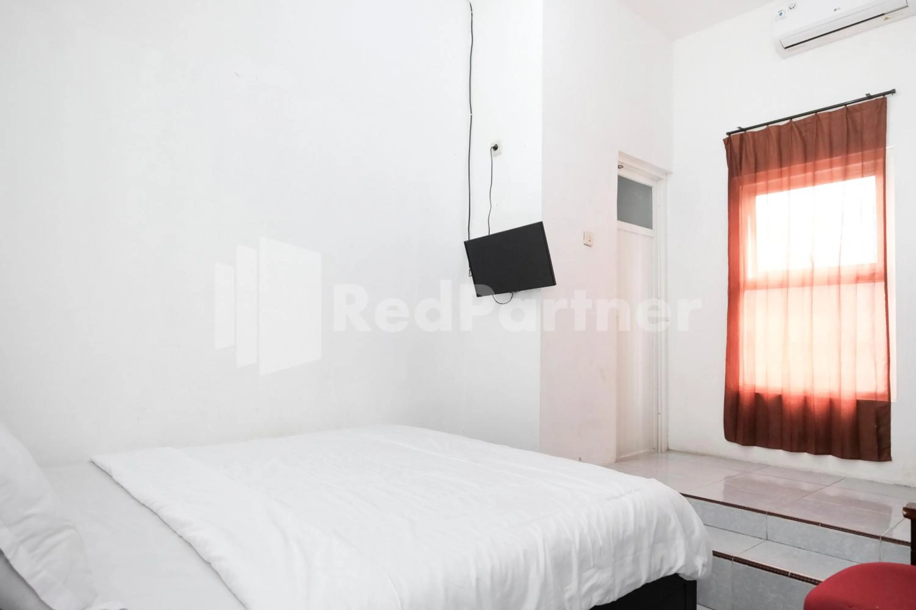 TV and multimedia, Bed in Katup Guest House Syariah Mitra RedDoorz