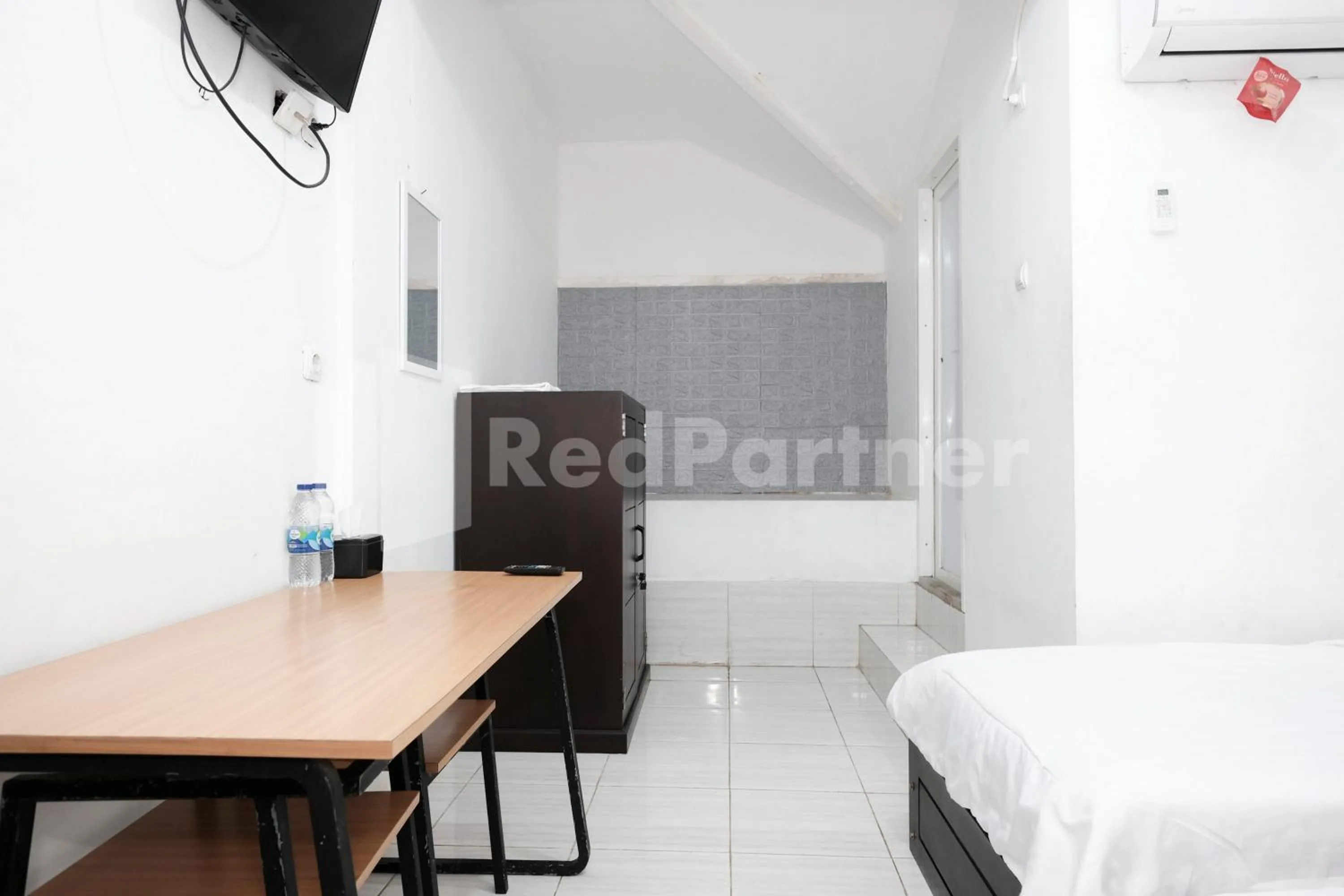 TV and multimedia, Bed in Katup Guest House Syariah Mitra RedDoorz