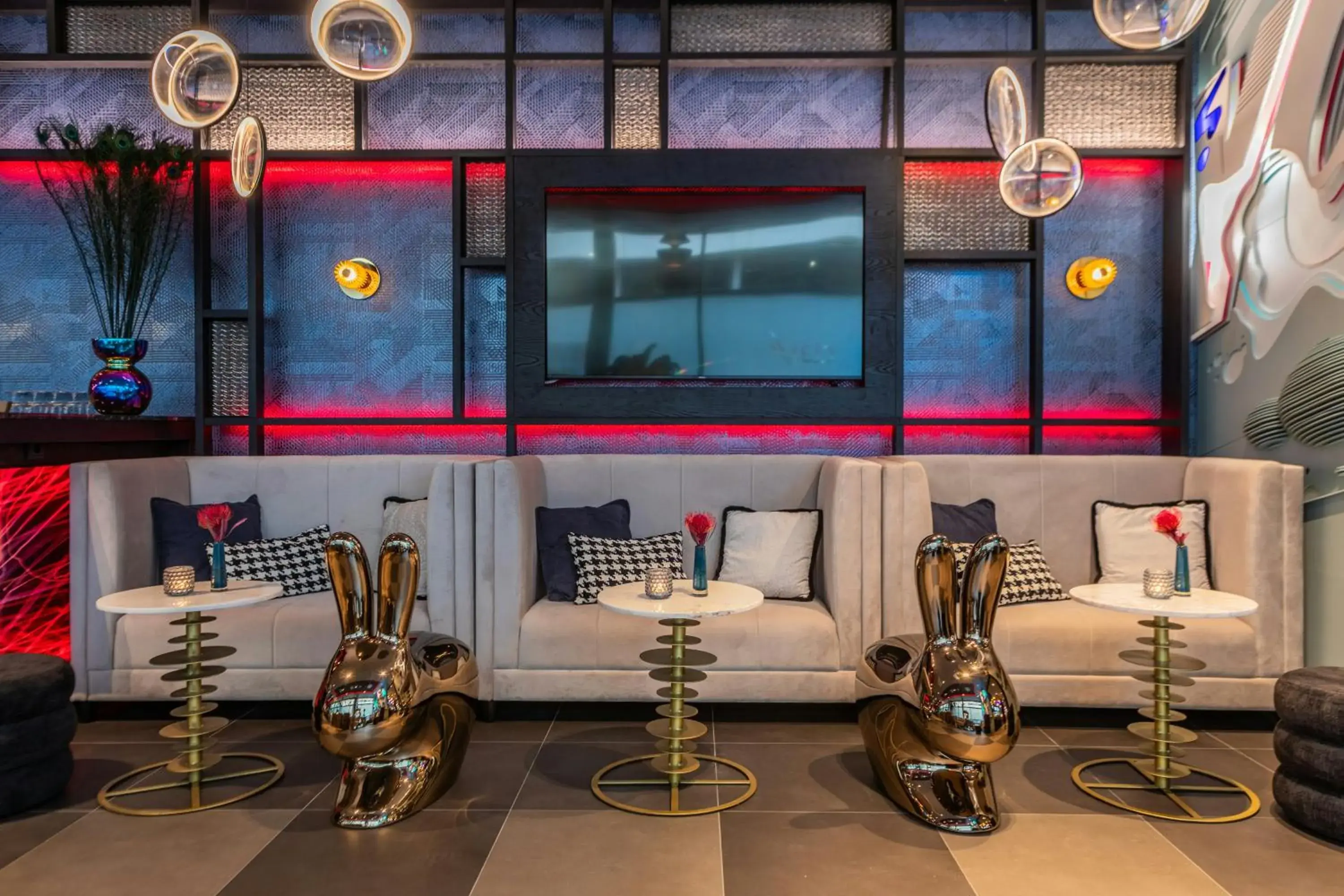 Lounge or bar in NYX Hotel Hamburg by Leonardo Hotels Lounge or bar in NYX Hotel Hamburg by Leonardo Hotels