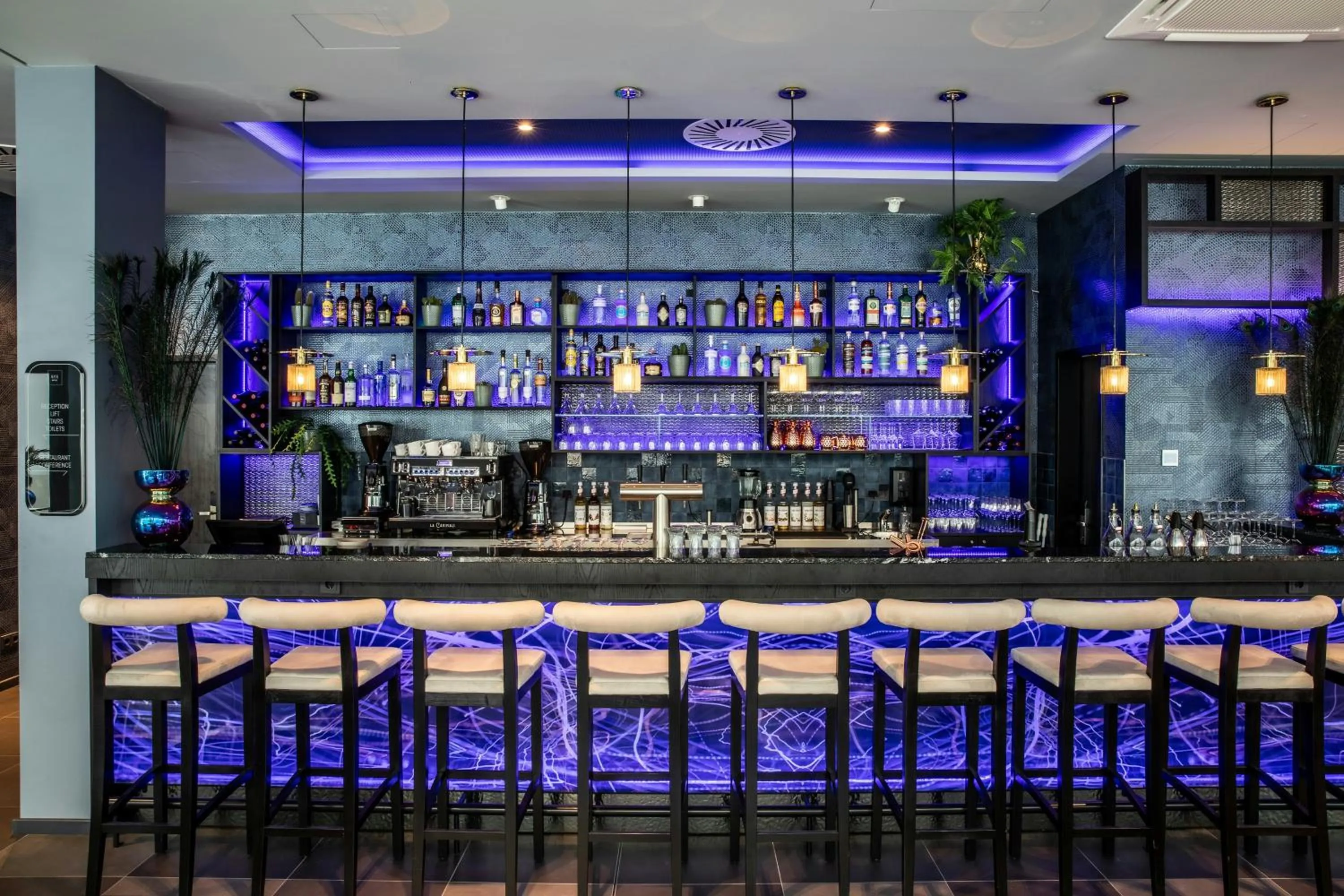 Lounge or bar in NYX Hotel Hamburg by Leonardo Hotels