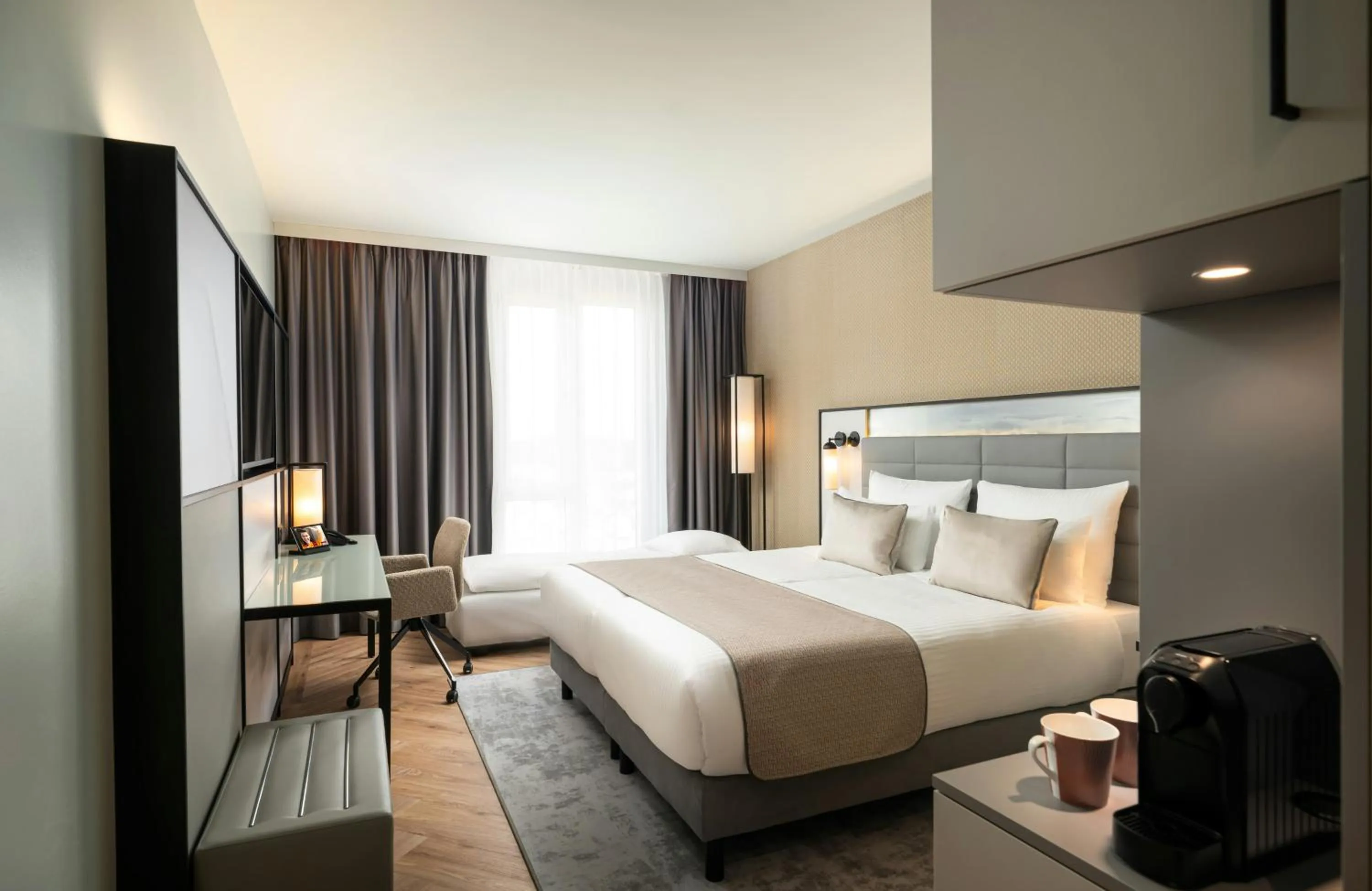 Bedroom, Bed in Leonardo Royal Hotel Cologne Bonn Airport