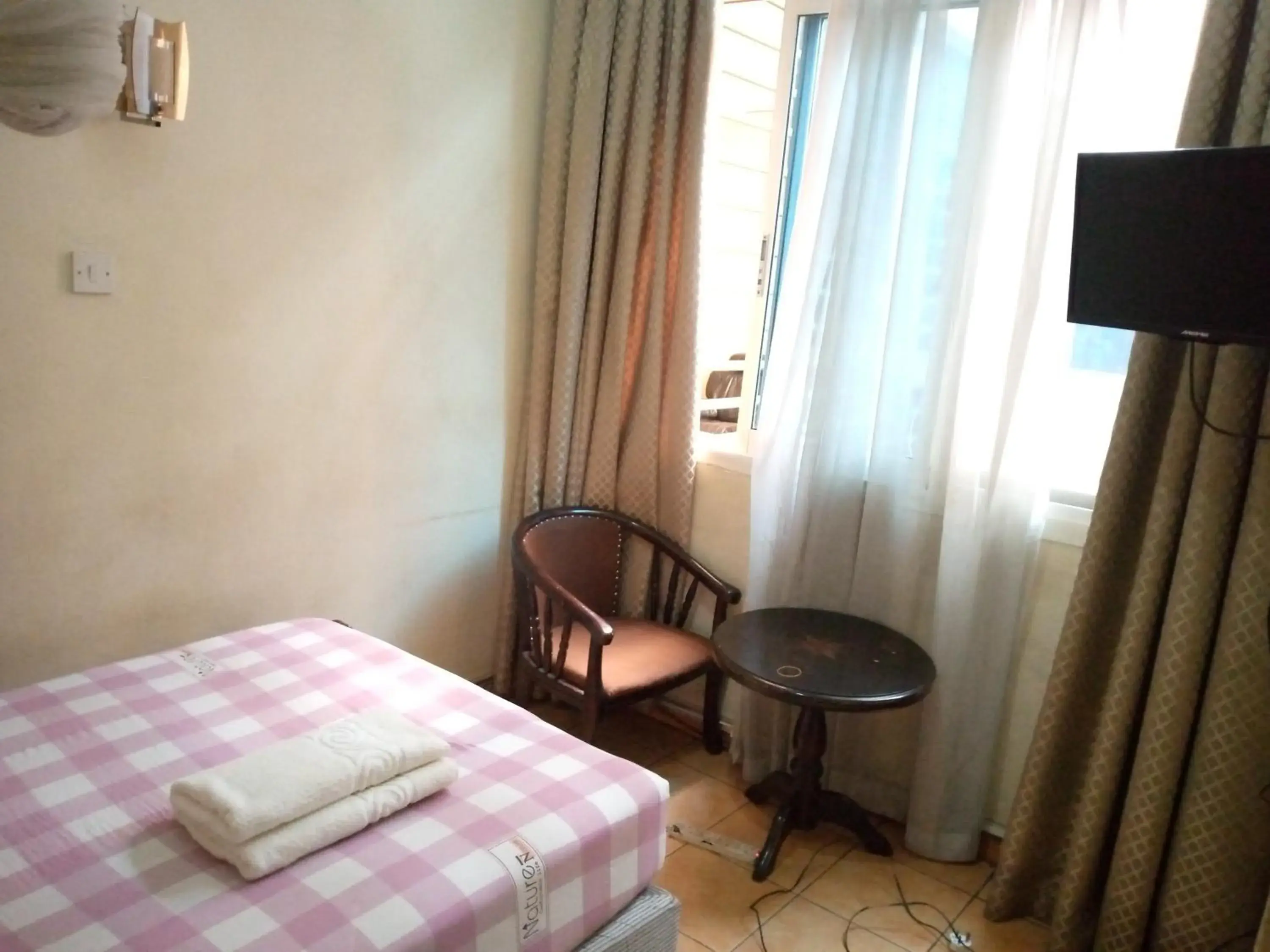 Budget Single Room in DOUBLE FIVE HOTEL Budget Single Room in DOUBLE FIVE HOTEL