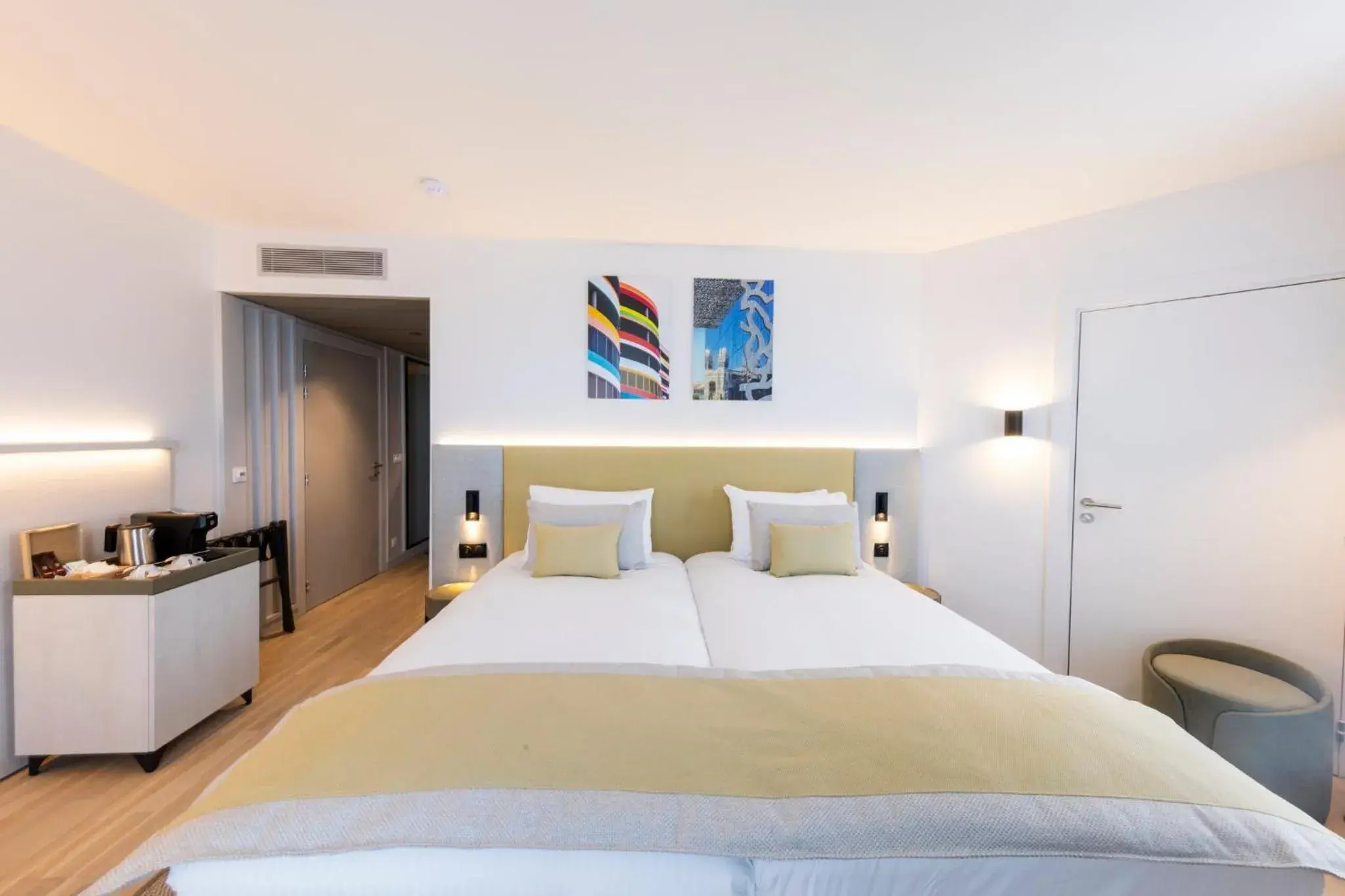 Photo of the whole room, Bed in Crowne Plaza - Marseille Le Dôme Photo of the whole room, Bed in Crowne Plaza - Marseille Le Dôme