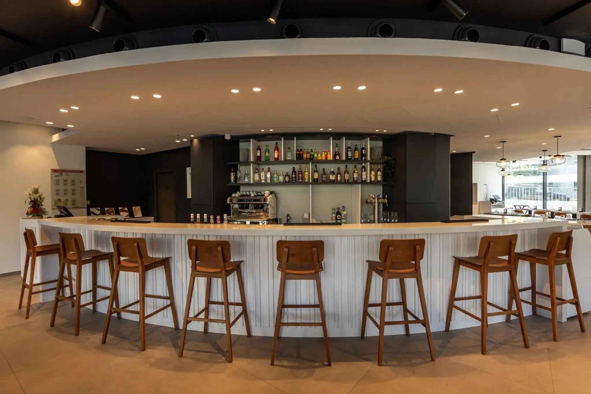 Lounge or bar in Crowne Plaza - Marseille Le Dôme Lounge or bar in Crowne Plaza - Marseille Le Dôme