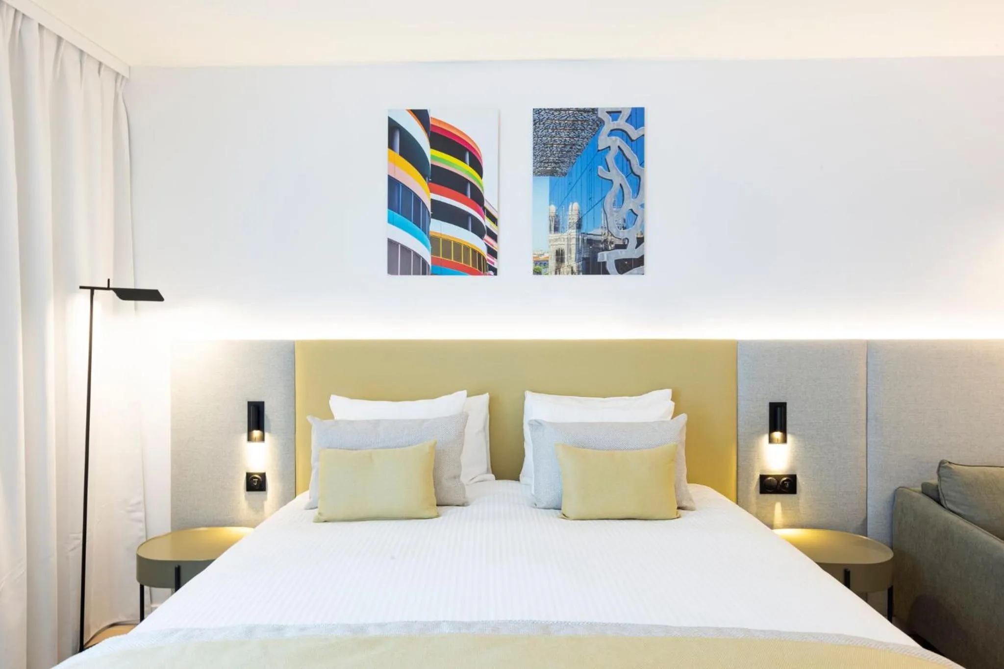 Photo of the whole room, Bed in Crowne Plaza - Marseille Le Dôme