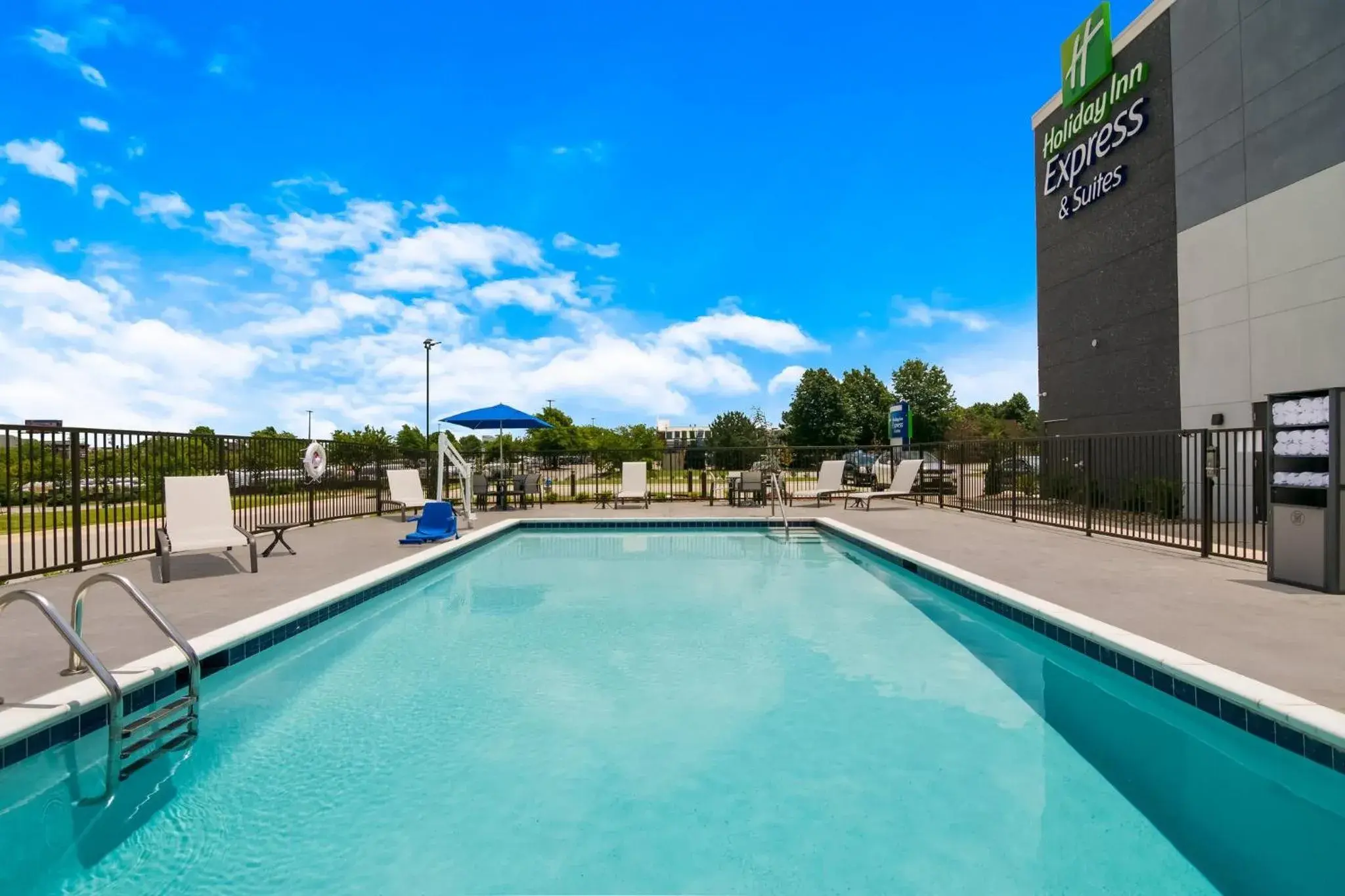 Swimming pool in Holiday Inn Express & Suites - Springdale - Fayetteville Area Swimming pool in Holiday Inn Express & Suites - Springdale - Fayetteville Area