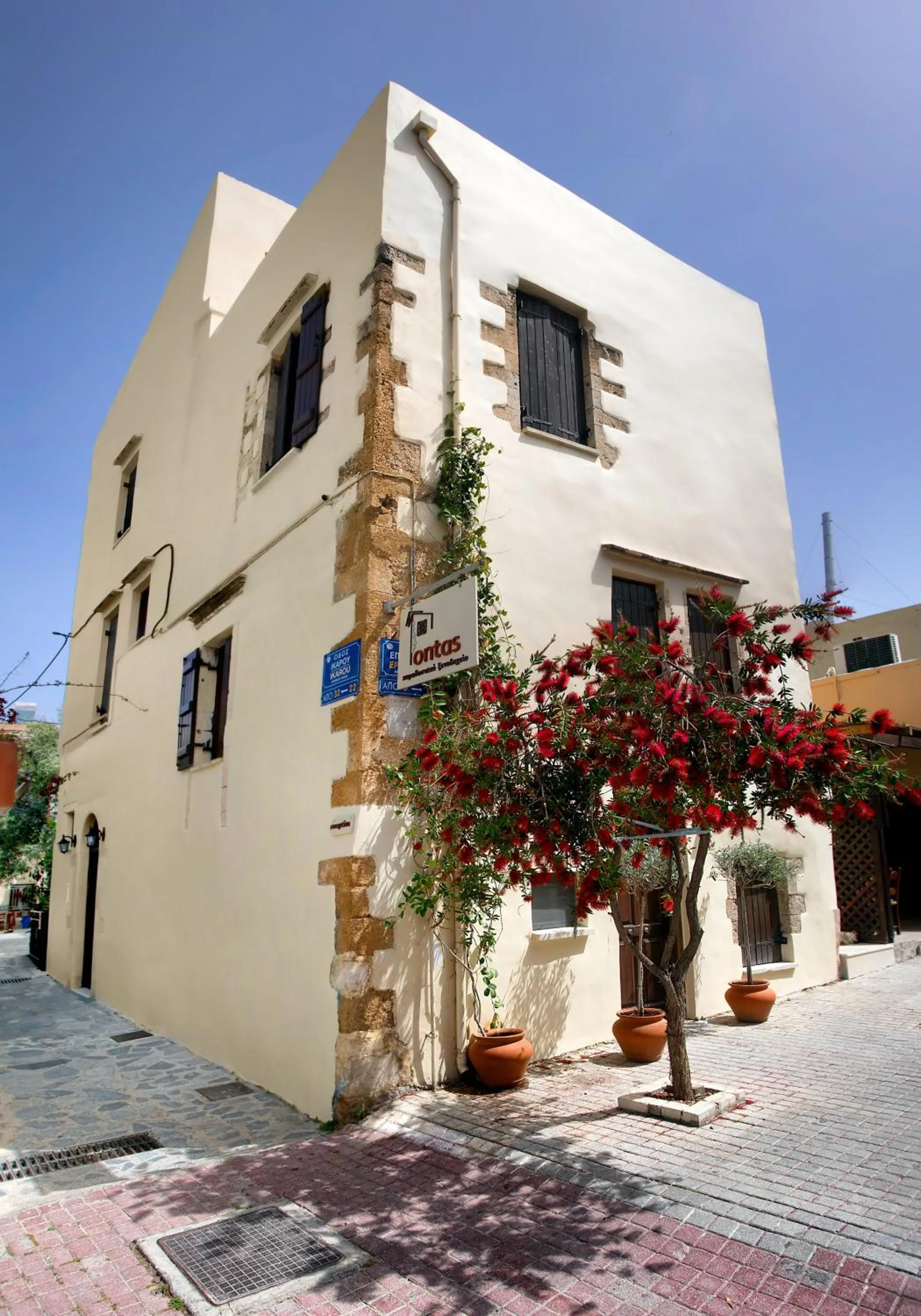 Property building in Ontas Traditional Hotel