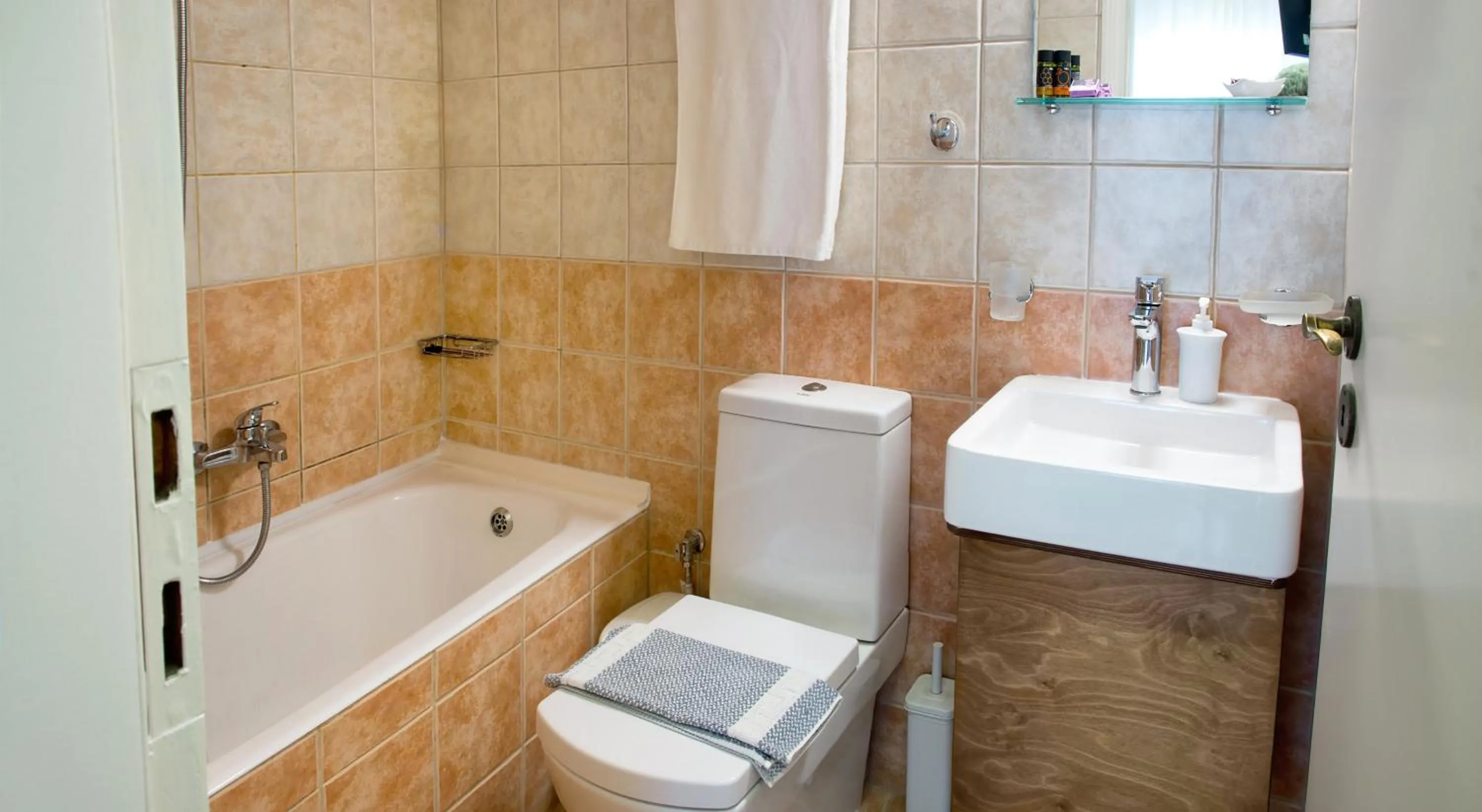 Toilet in Ontas Traditional Hotel