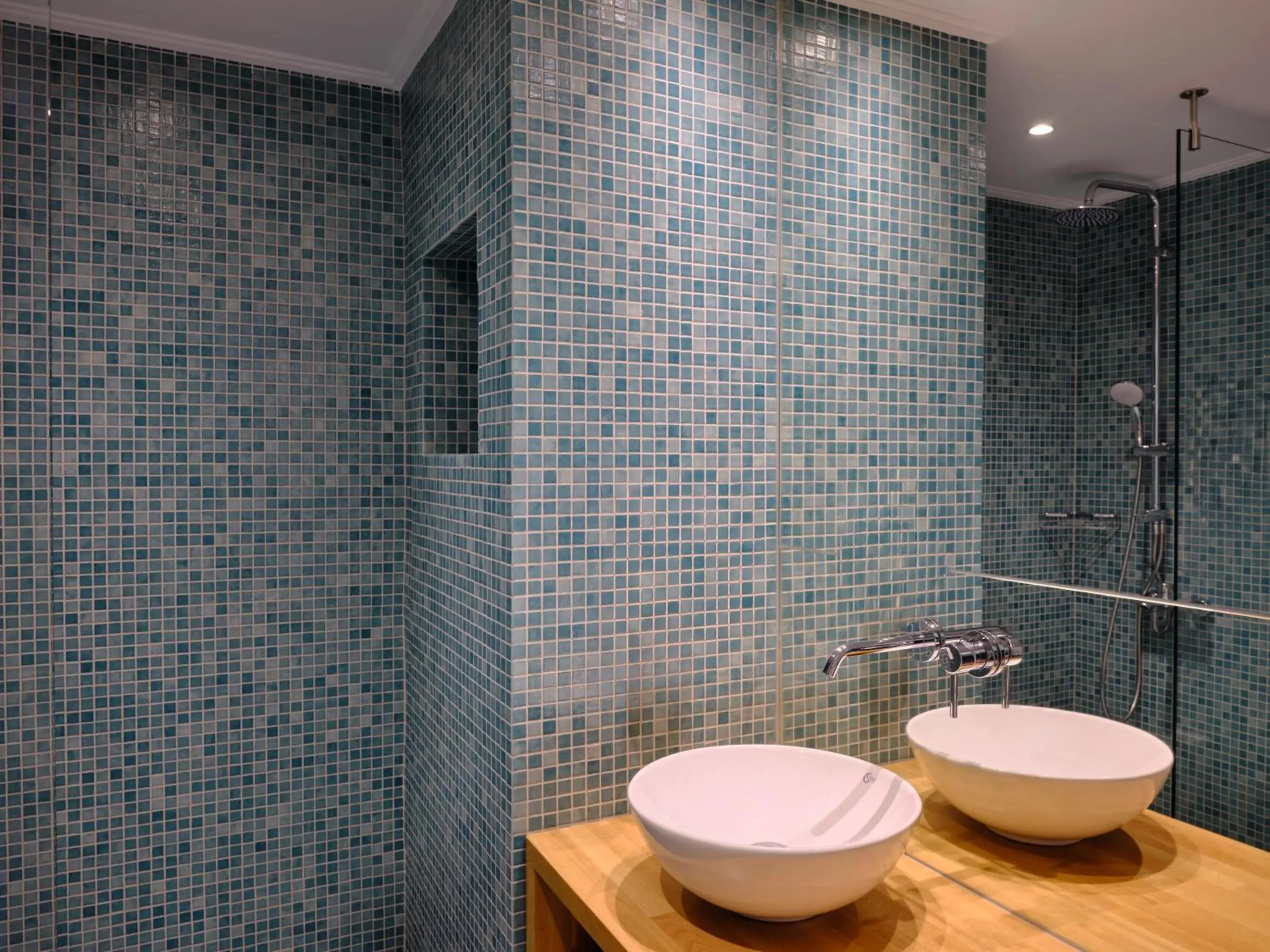 Shower in Atlantica Yakinthos Shower in Atlantica Yakinthos