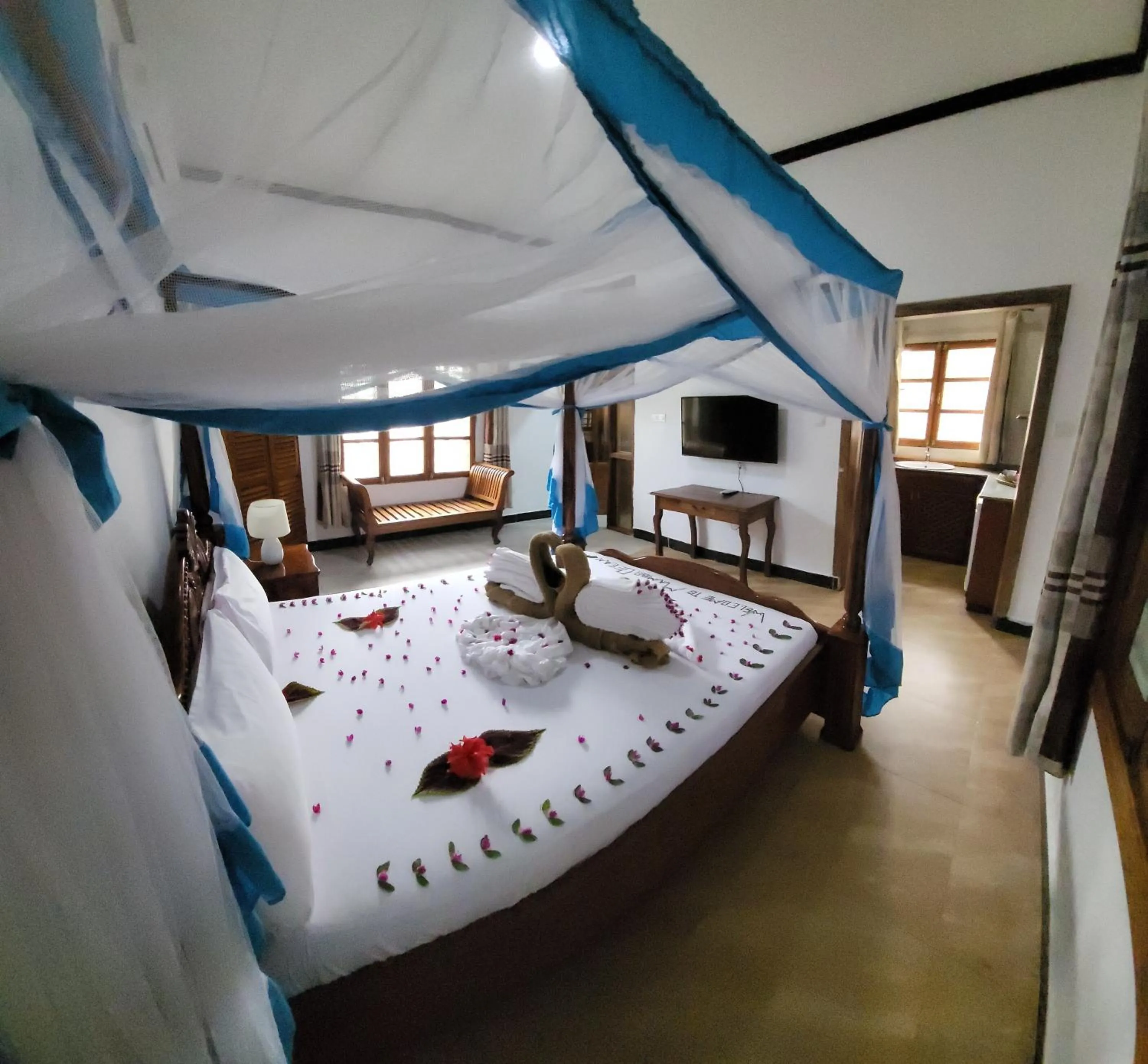 Bedroom, Bed in Mambo Ocean Resort