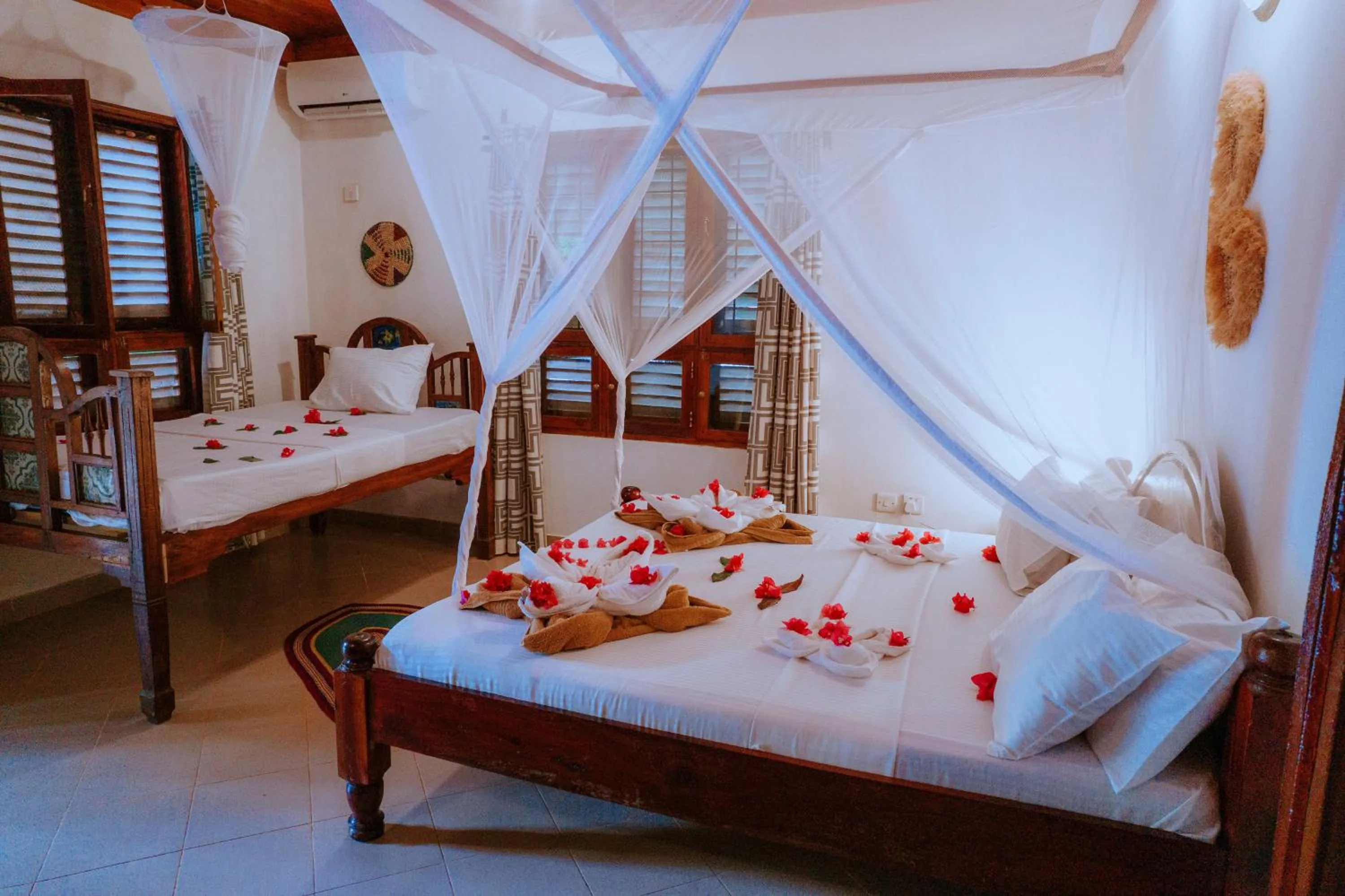 Bedroom, Bed in Mambo Ocean Resort