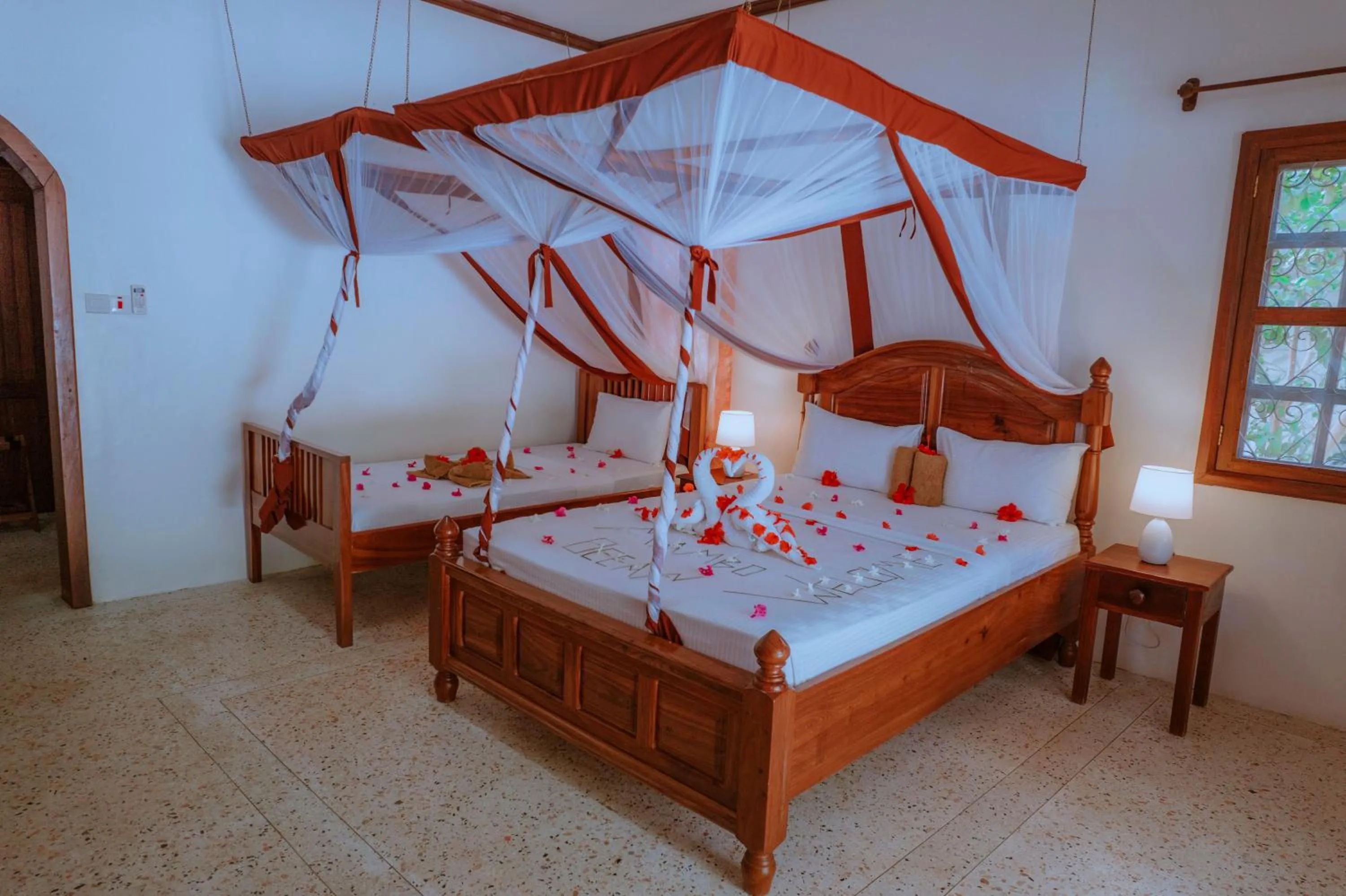 Bedroom, Bed in Mambo Ocean Resort